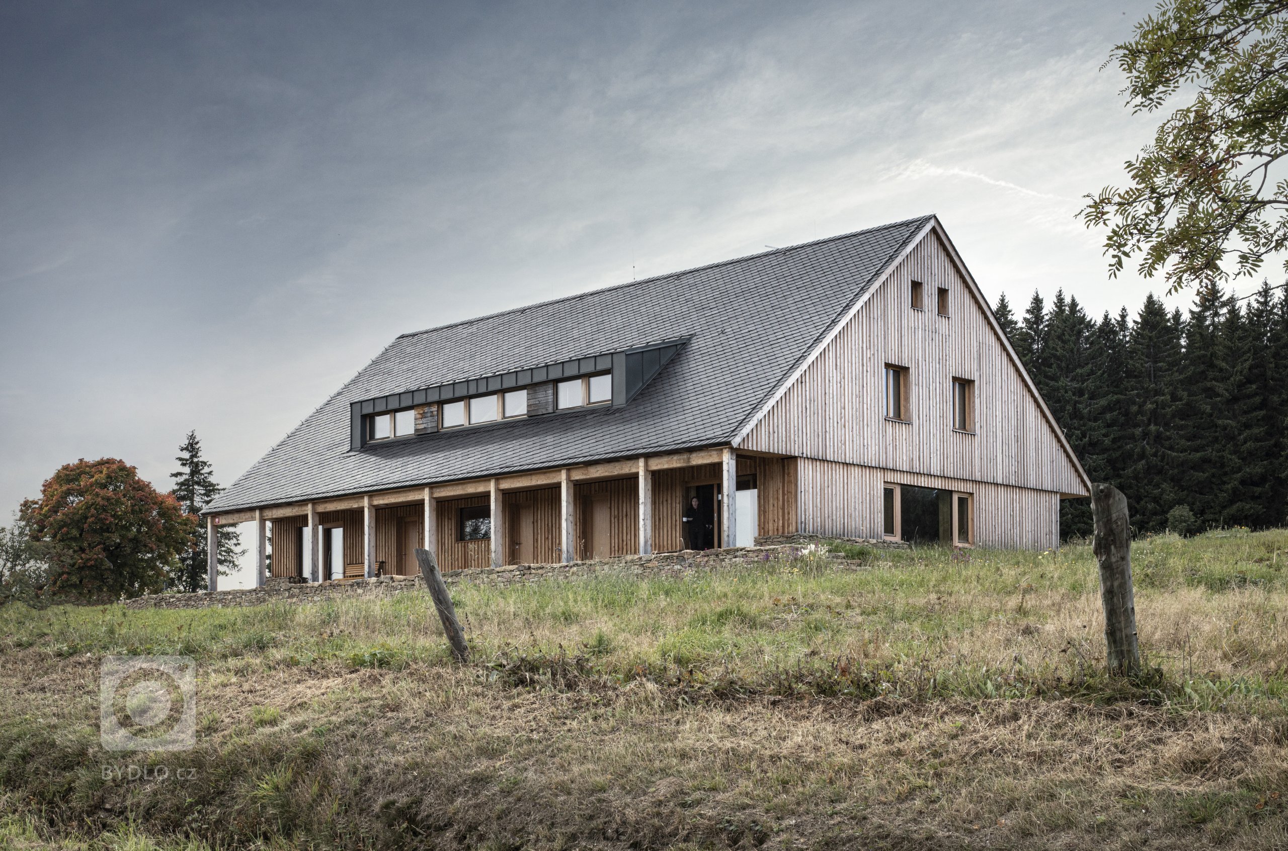 Autor:&nbsp;
Ing. arch. Michal Fišer
Realizace:&nbsp;
2018
Užitná plocha:&nbsp;
462 m2
Zastavěná plocha:&nbsp;
291 m2

Navrhování dvojdomu vrhlo do zadání…