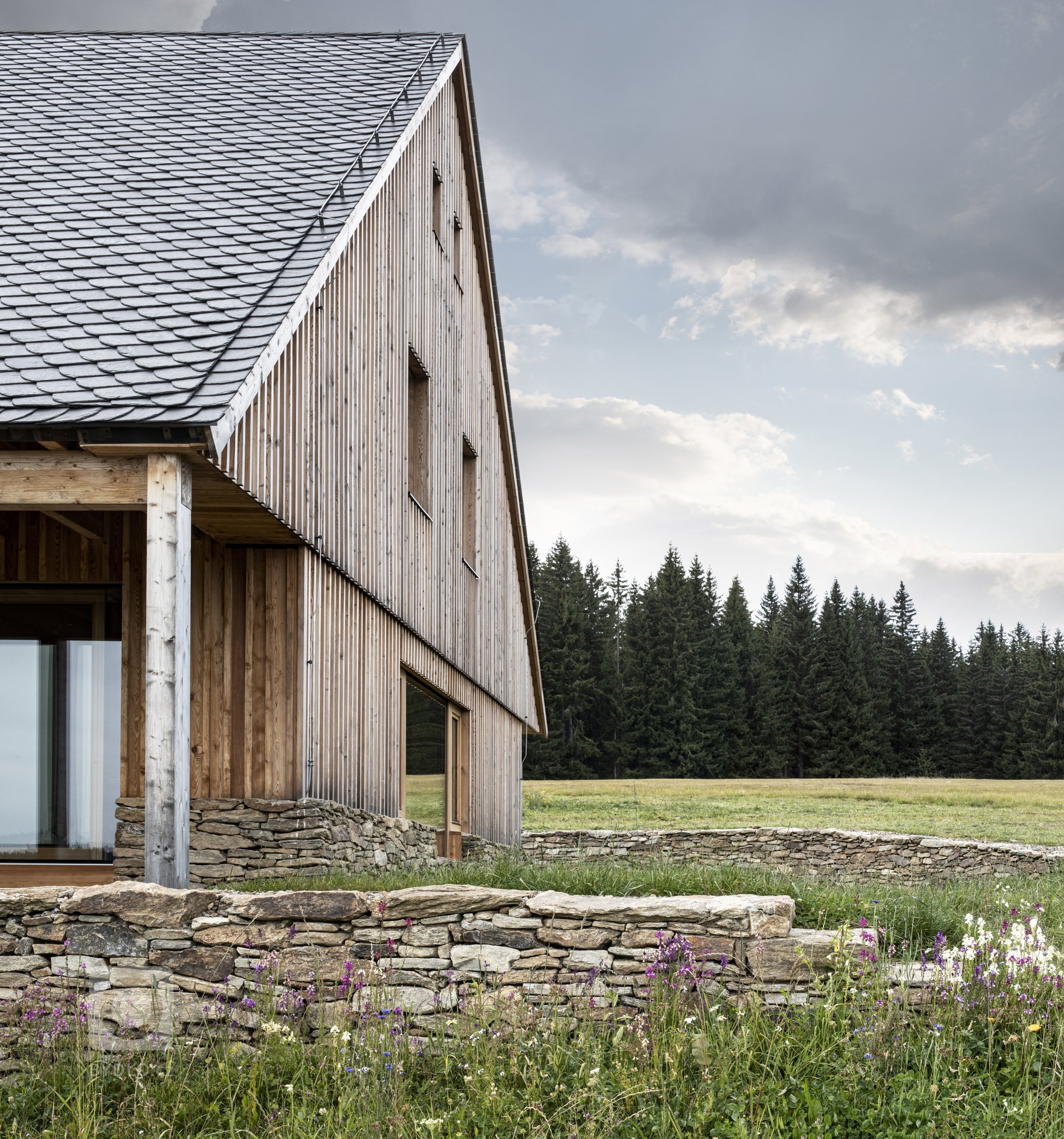 Autor:&nbsp;
Ing. arch. Michal Fišer
Realizace:&nbsp;
2018
Užitná plocha:&nbsp;
462 m2
Zastavěná plocha:&nbsp;
291 m2

Navrhování dvojdomu vrhlo do zadání…