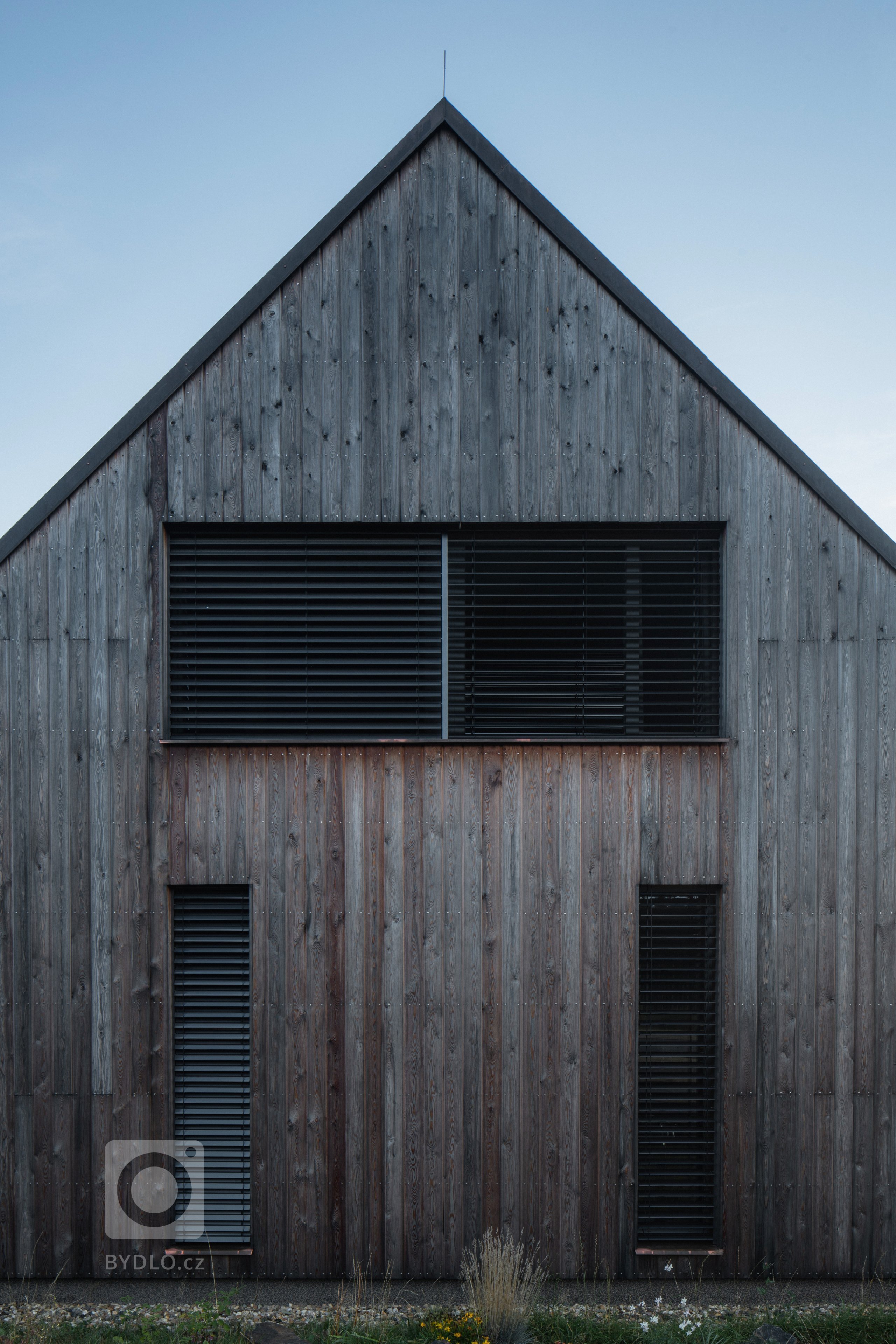 Autor: Ing. arch. Jakub Loučka&nbsp;

Užitná plocha: 101 m2

Zastavěná plocha: 68 m2&nbsp;

Celková dodaná energie: B&nbsp;

Zdánlivě vyčerpané téma malého…