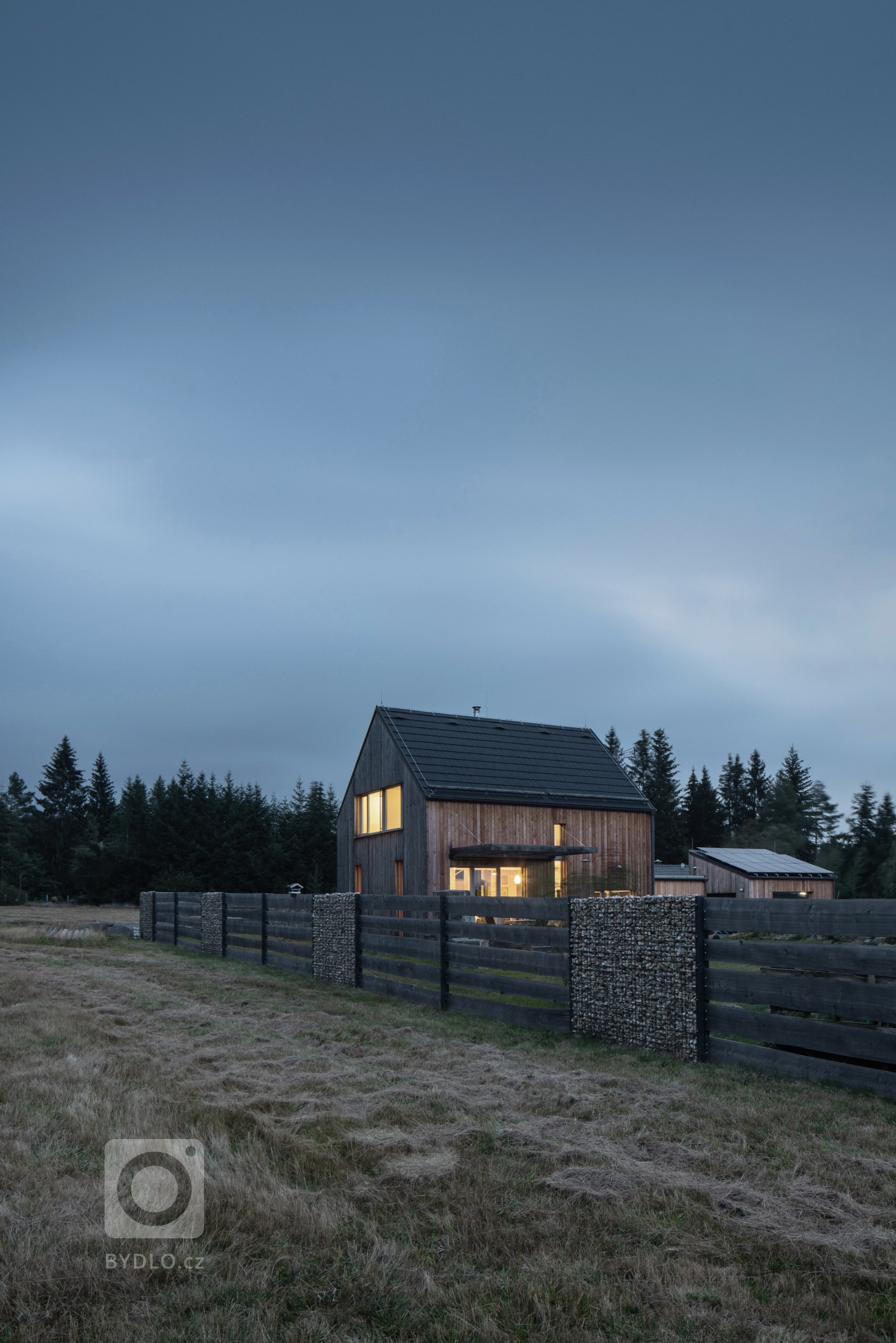 Autor: Ing. arch. Jakub Loučka&nbsp;

Užitná plocha: 101 m2

Zastavěná plocha: 68 m2&nbsp;

Celková dodaná energie: B&nbsp;

Zdánlivě vyčerpané téma malého…