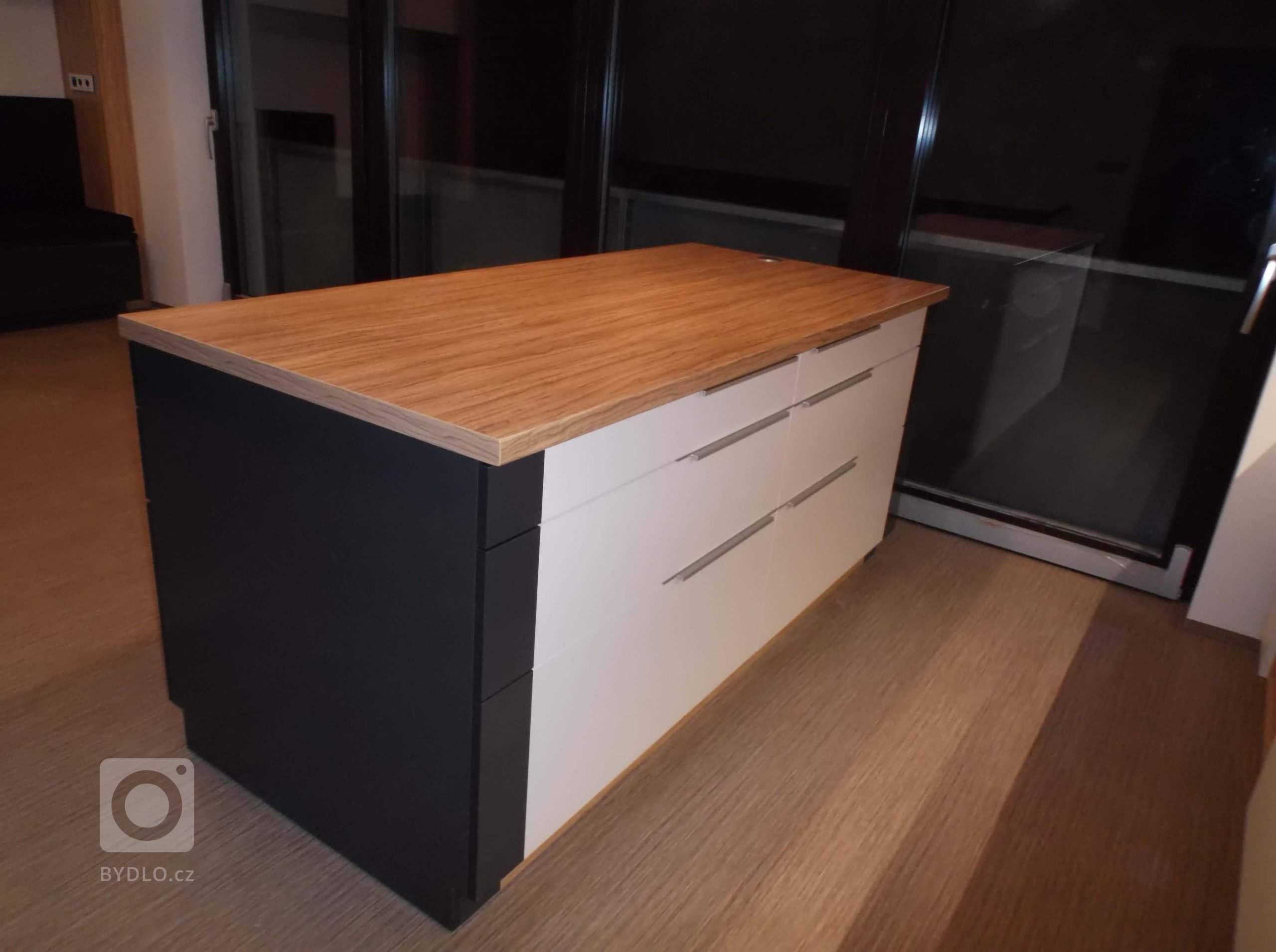 Prostorový pult a detail jeho vybavení.