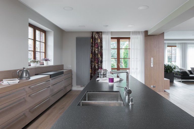 Rodinný dům poplatný své době postrádal to nejdůležitější &ndash; nadčasové řešení a kvalitní materiály. Jeho přestavba se řešila doslova od podlahy. Nové…