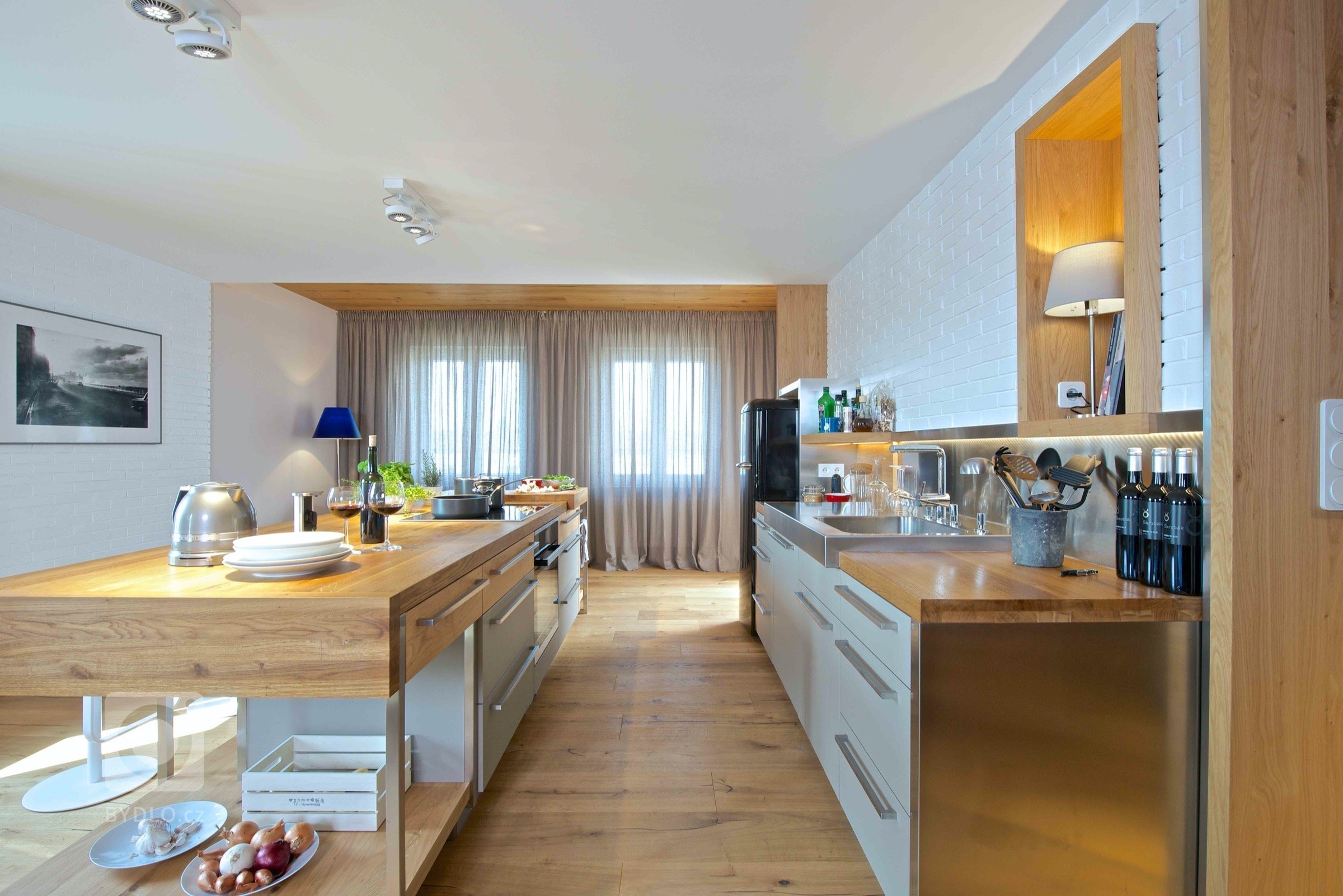 Interiér dvoupokojového bytu v podhůří Beskyd&nbsp;pro svobodného kamaráda, který rád vaří. Centrem všeho dění je proto kuchyň s velkým varným ostrovem, při…