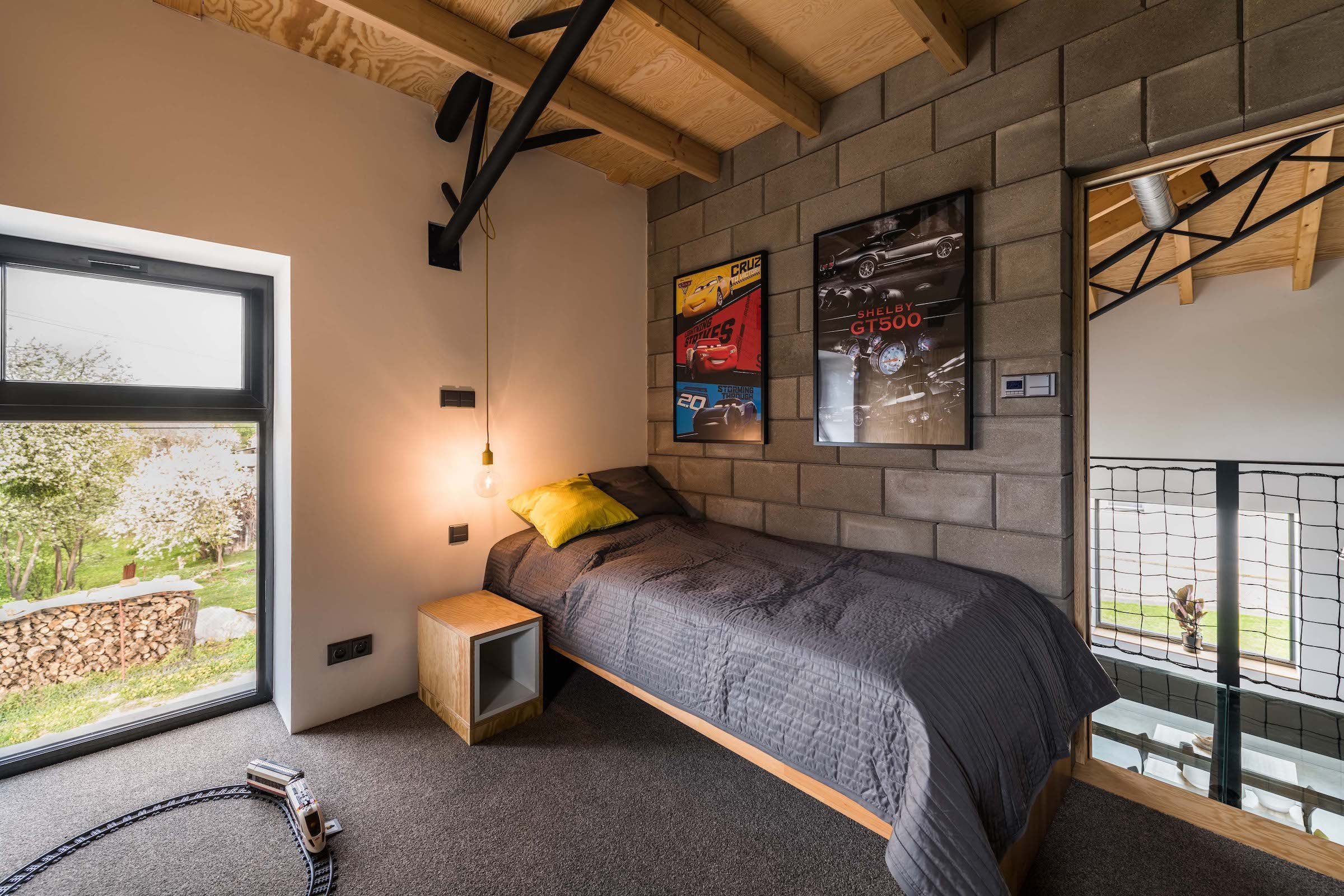 Rekonstrukce domu ze 70. let s industriálním interiérem