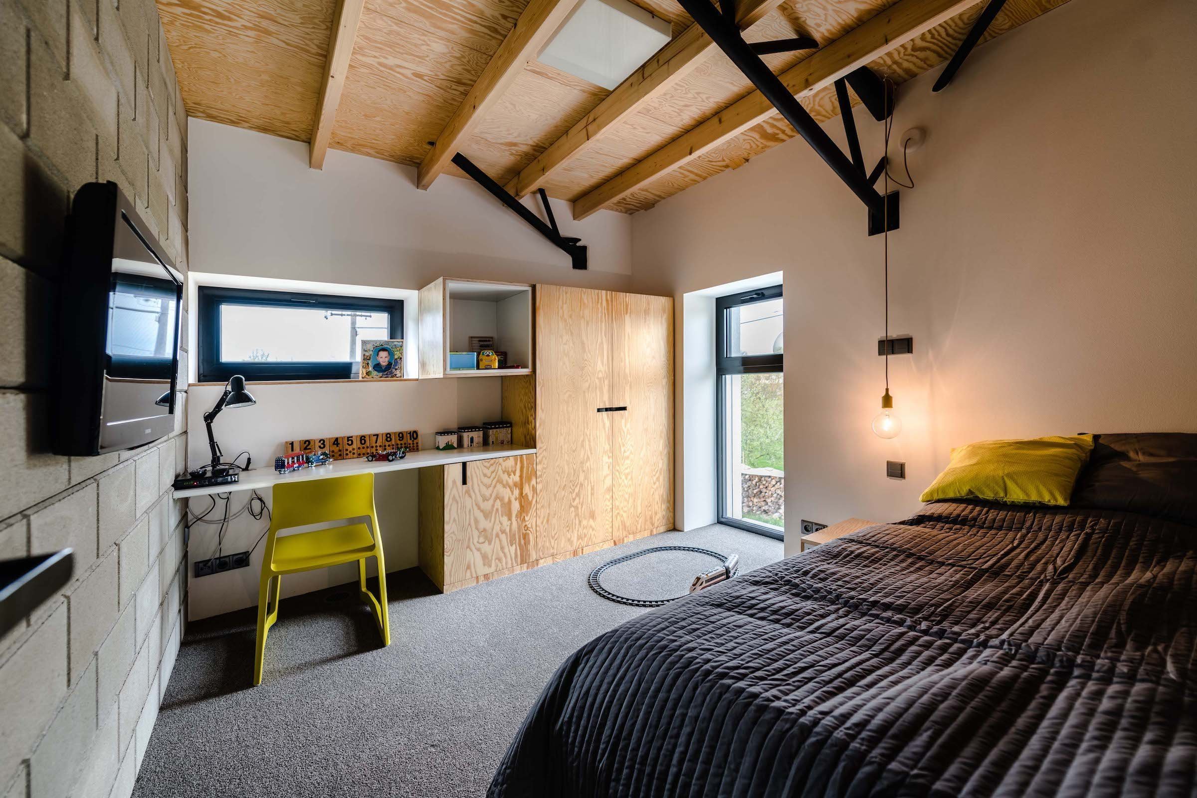 Rekonstrukce domu ze 70. let s industriálním interiérem