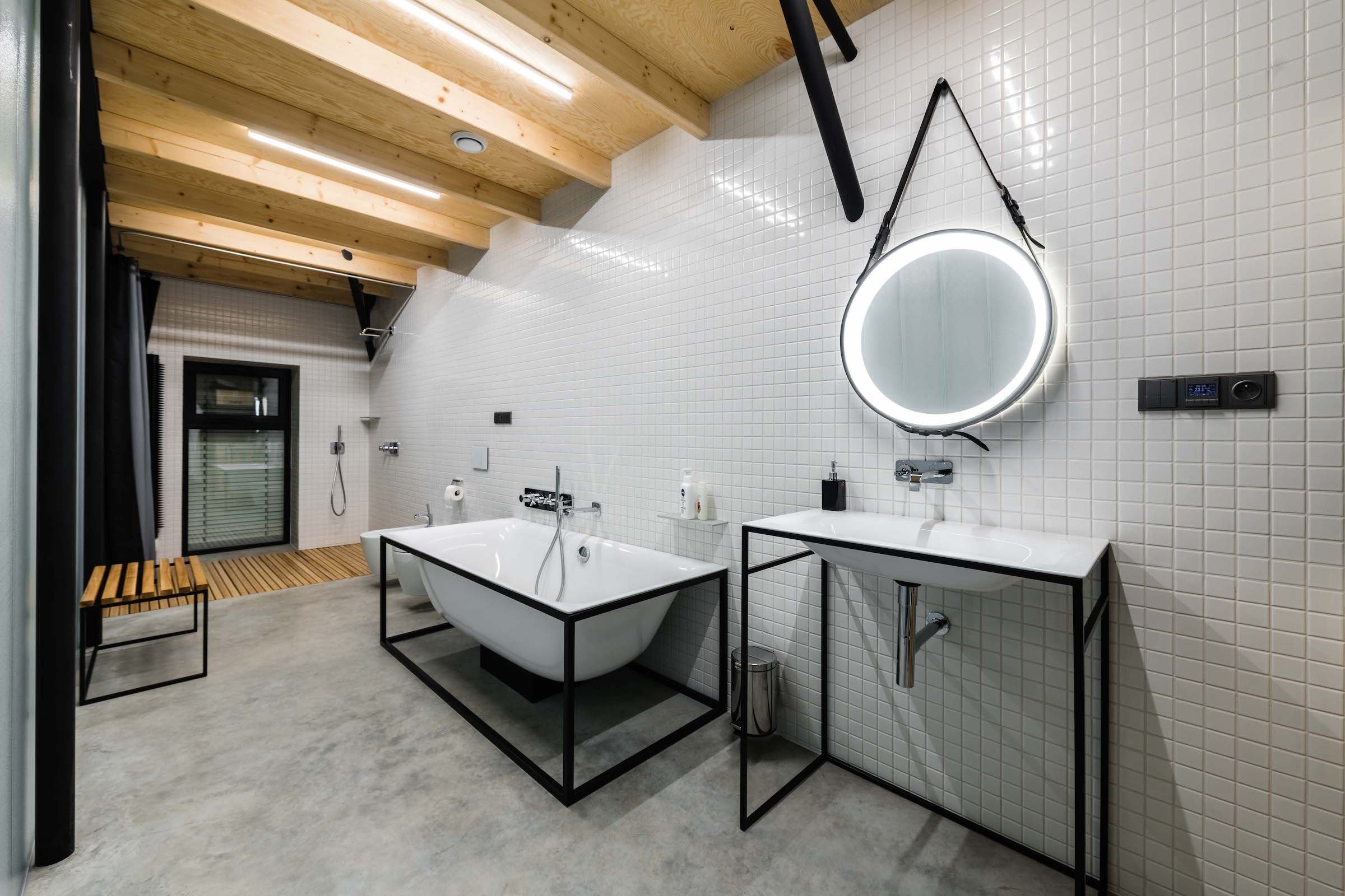 Rekonstrukce domu ze 70. let s industriálním interiérem