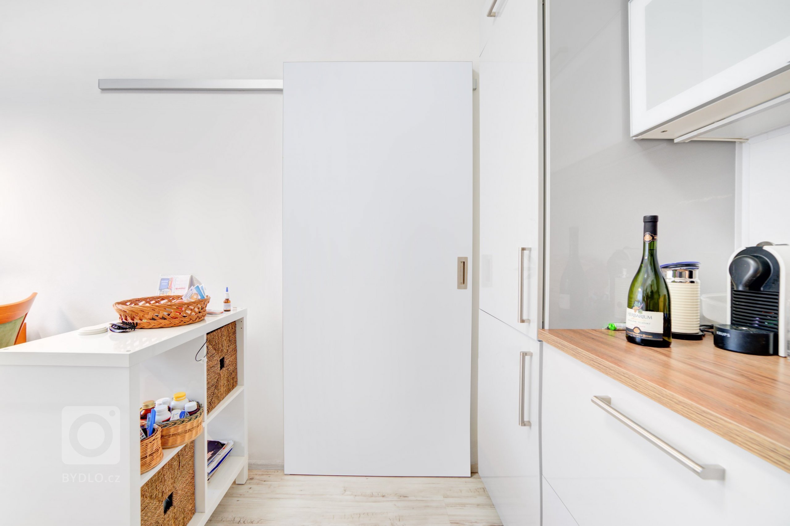 Realizace interiérových dveří v návaznosti na původní interiér domu. Dominantní dřevinou zde byl dub. Aby interiérové dveře nepůsobily fádně, zvolili jsme…