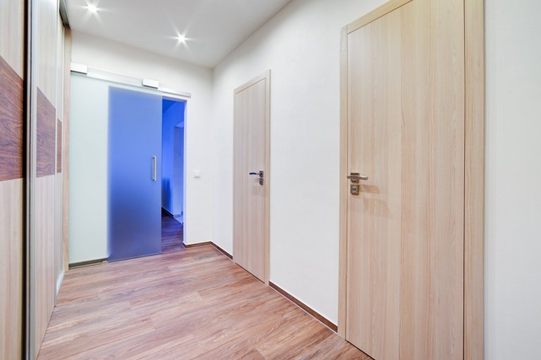 Interiérové dveře ve světlém povrchu CPL laminátu dodají vašemu bydlení stylový vzhled. Ano, i takto může vypadat&nbsp;byt v paneláku, který je starší více jak…