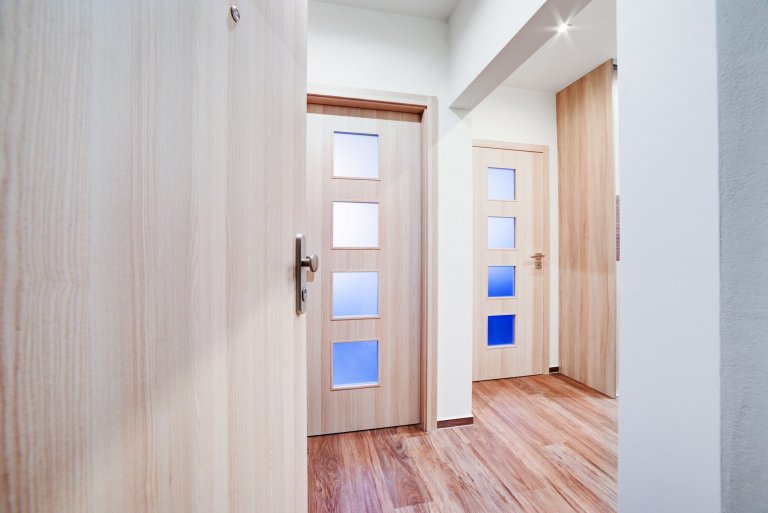 Interiérové dveře ve světlém povrchu CPL laminátu dodají vašemu bydlení stylový vzhled. Ano, i takto může vypadat&nbsp;byt v paneláku, který je starší více jak…
