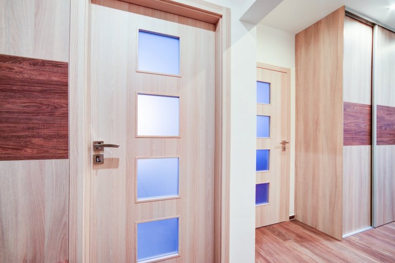 Interiérové dveře ve světlém povrchu CPL laminátu dodají vašemu bydlení stylový vzhled. Ano, i takto může vypadat&nbsp;byt v paneláku, který je starší více jak…