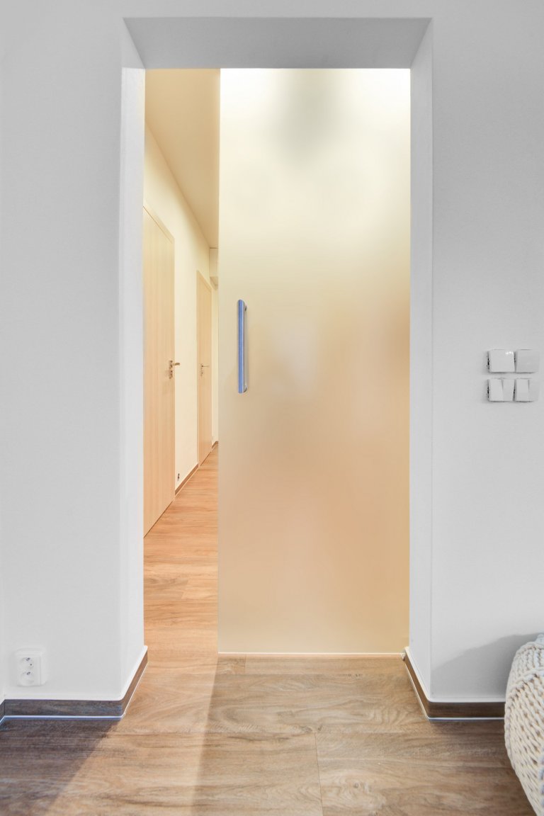 Interiérové dveře ve světlém povrchu CPL laminátu dodají vašemu bydlení stylový vzhled. Ano, i takto může vypadat&nbsp;byt v paneláku, který je starší více jak…