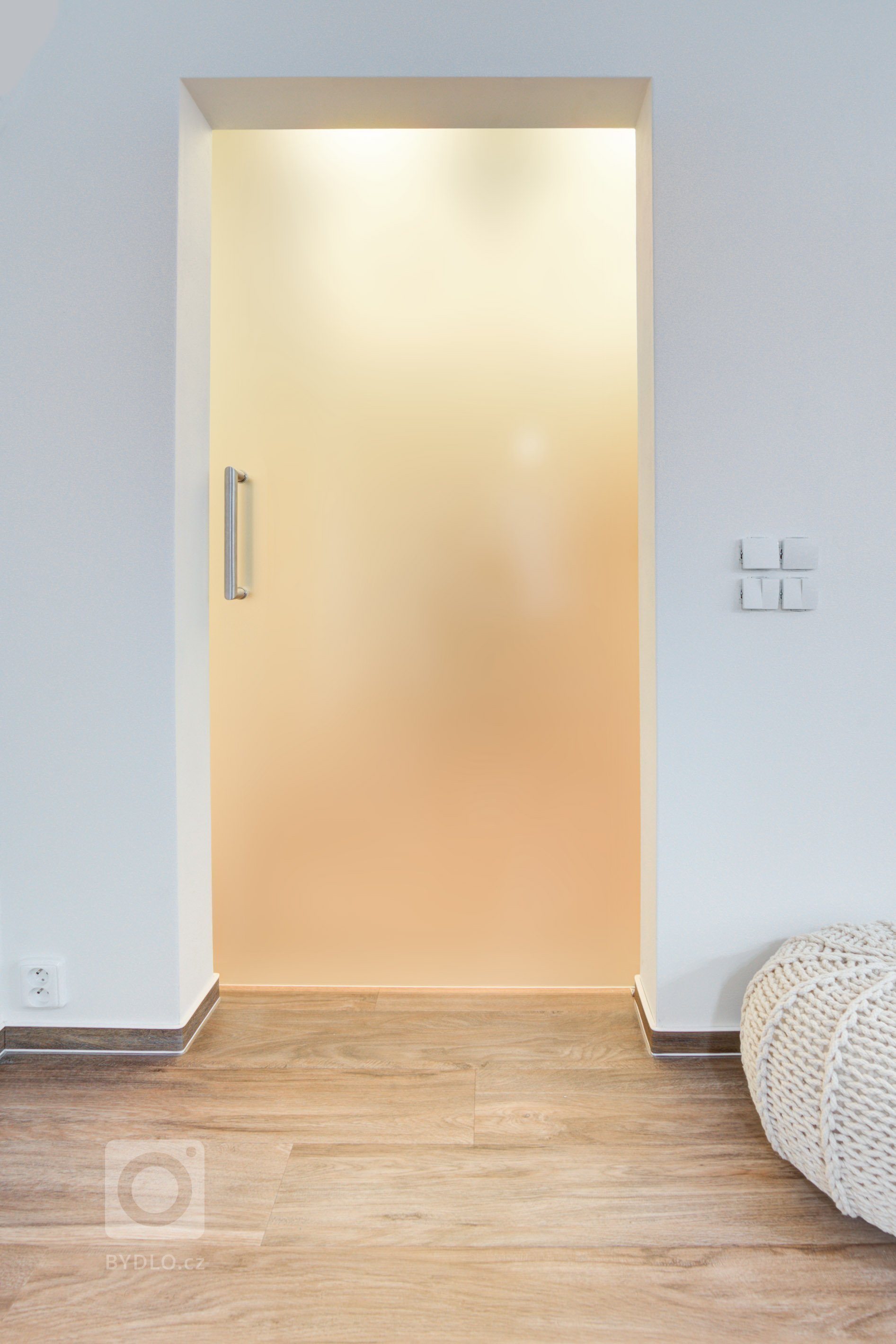 Interiérové dveře ve světlém povrchu CPL laminátu dodají vašemu bydlení stylový vzhled. Ano, i takto může vypadat&nbsp;byt v paneláku, který je starší více jak…