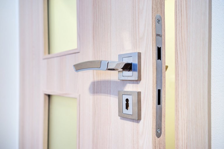 Interiérové dveře ve světlém povrchu CPL laminátu dodají vašemu bydlení stylový vzhled. Ano, i takto může vypadat&nbsp;byt v paneláku, který je starší více jak…