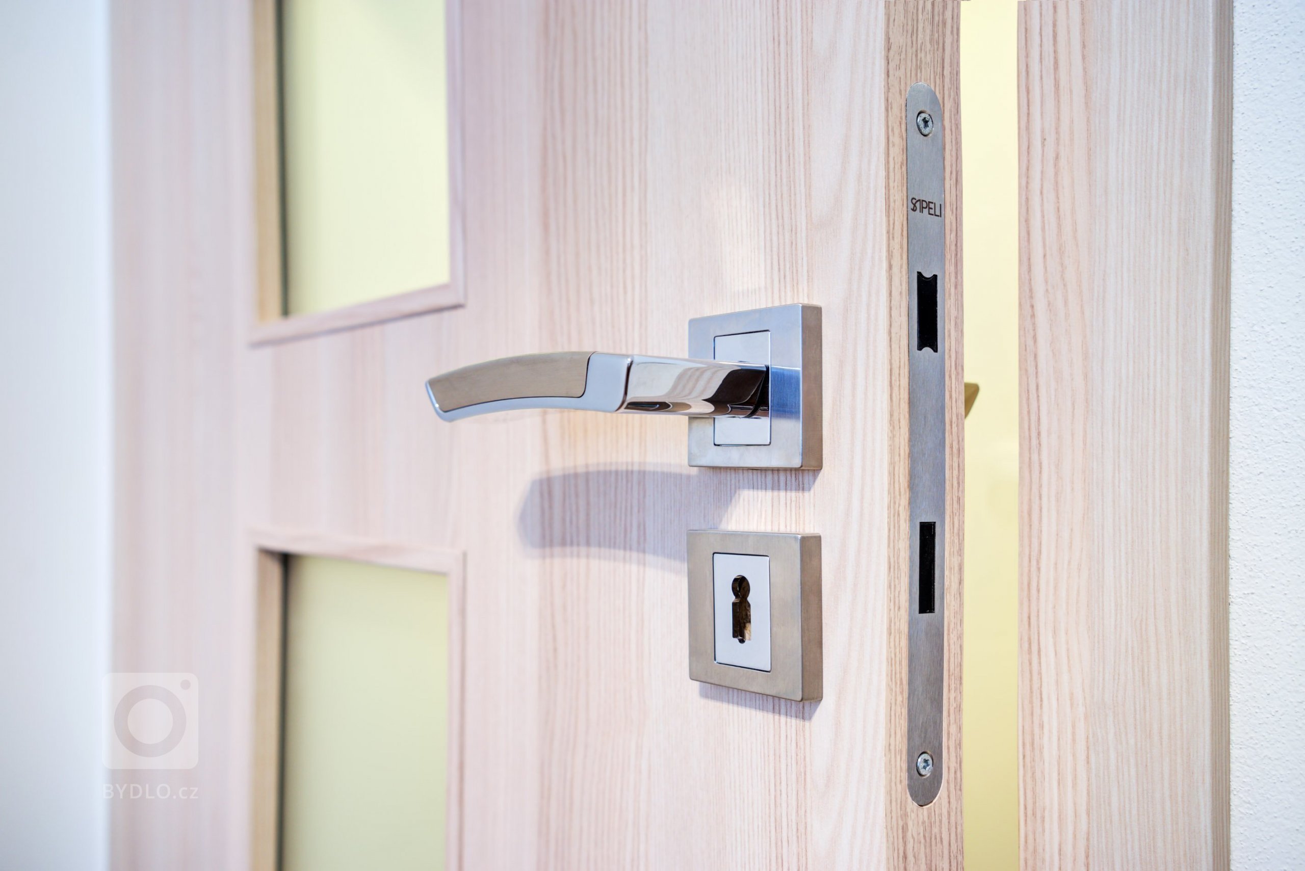 Interiérové dveře ve světlém povrchu CPL laminátu dodají vašemu bydlení stylový vzhled. Ano, i takto může vypadat&nbsp;byt v paneláku, který je starší více jak…