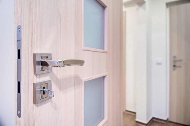 Interiérové dveře ve světlém povrchu CPL laminátu dodají vašemu bydlení stylový vzhled. Ano, i takto může vypadat&nbsp;byt v paneláku, který je starší více jak…