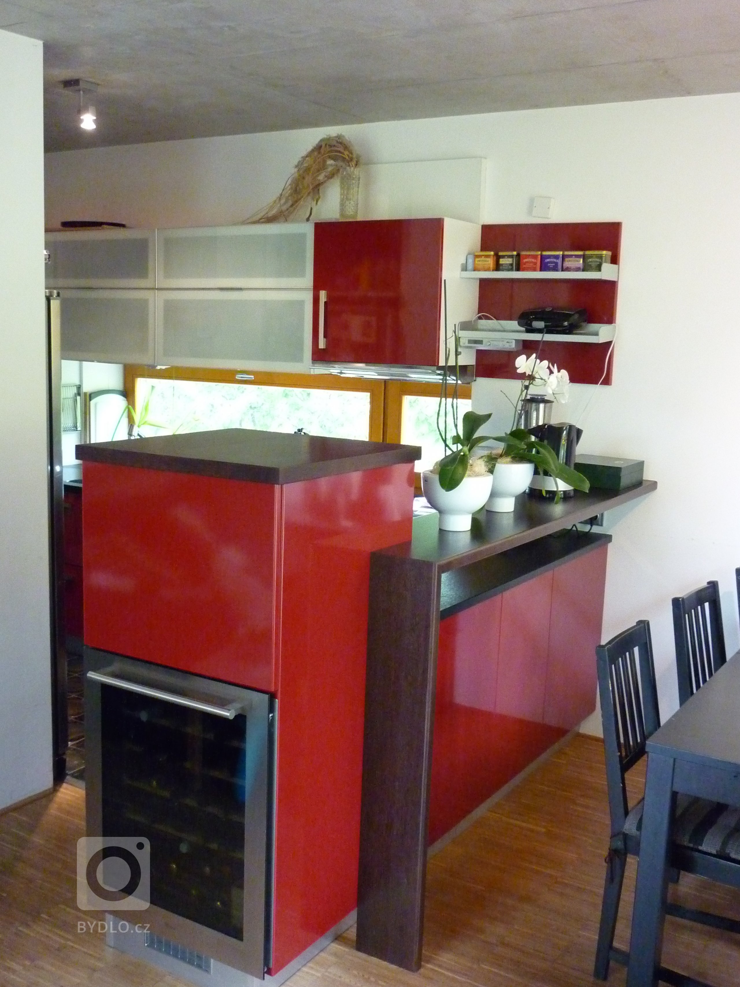 Refresh 13 let staré kuchyně proběhl poměrně hladce a za pár hodin byla původní červená kuchyně Reflexa v lesku změněna na novinku roku 2020 -matnou šedo…