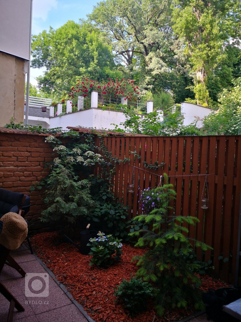 V hlavní roli pohoda s přáteli! Žlutá barva simuluje&nbsp;sluníčko, protože terasa mezi činžáky postrádá&nbsp;dostatek denního světla. Aby vše bylo dokonalé,…