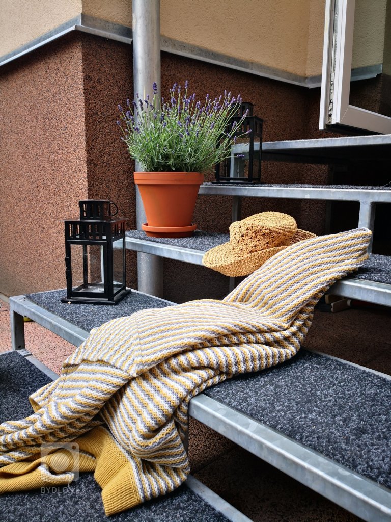 V hlavní roli pohoda s přáteli! Žlutá barva simuluje&nbsp;sluníčko, protože terasa mezi činžáky postrádá&nbsp;dostatek denního světla. Aby vše bylo dokonalé,…