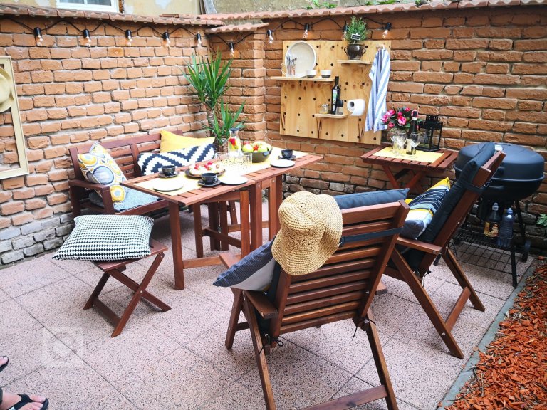 V hlavní roli pohoda s přáteli! Žlutá barva simuluje&nbsp;sluníčko, protože terasa mezi činžáky postrádá&nbsp;dostatek denního světla. Aby vše bylo dokonalé,…
