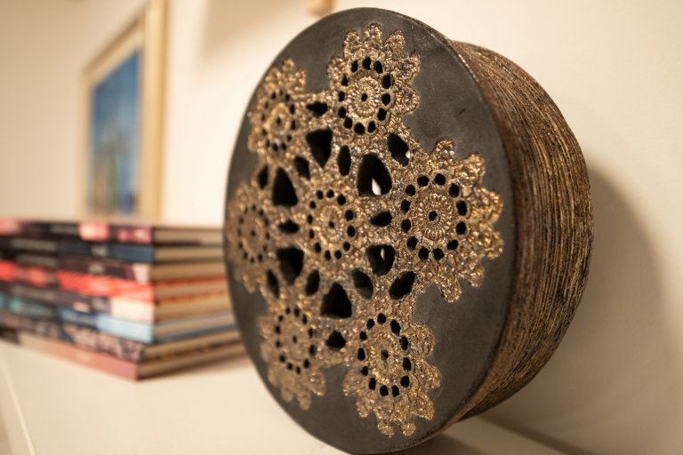 V&nbsp;minimalistický navrženém obývacím pokoji se krásně vyjímá nejen veliká knihovna ale i spousta umělecký děl pocházejících z&nbsp;dílny majitelky bytu.…