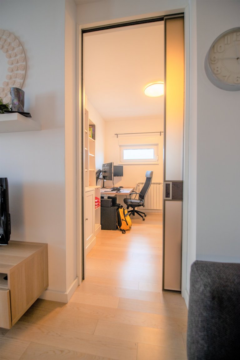 V&nbsp;minimalistický navrženém obývacím pokoji se krásně vyjímá nejen veliká knihovna ale i spousta umělecký děl pocházejících z&nbsp;dílny majitelky bytu.…