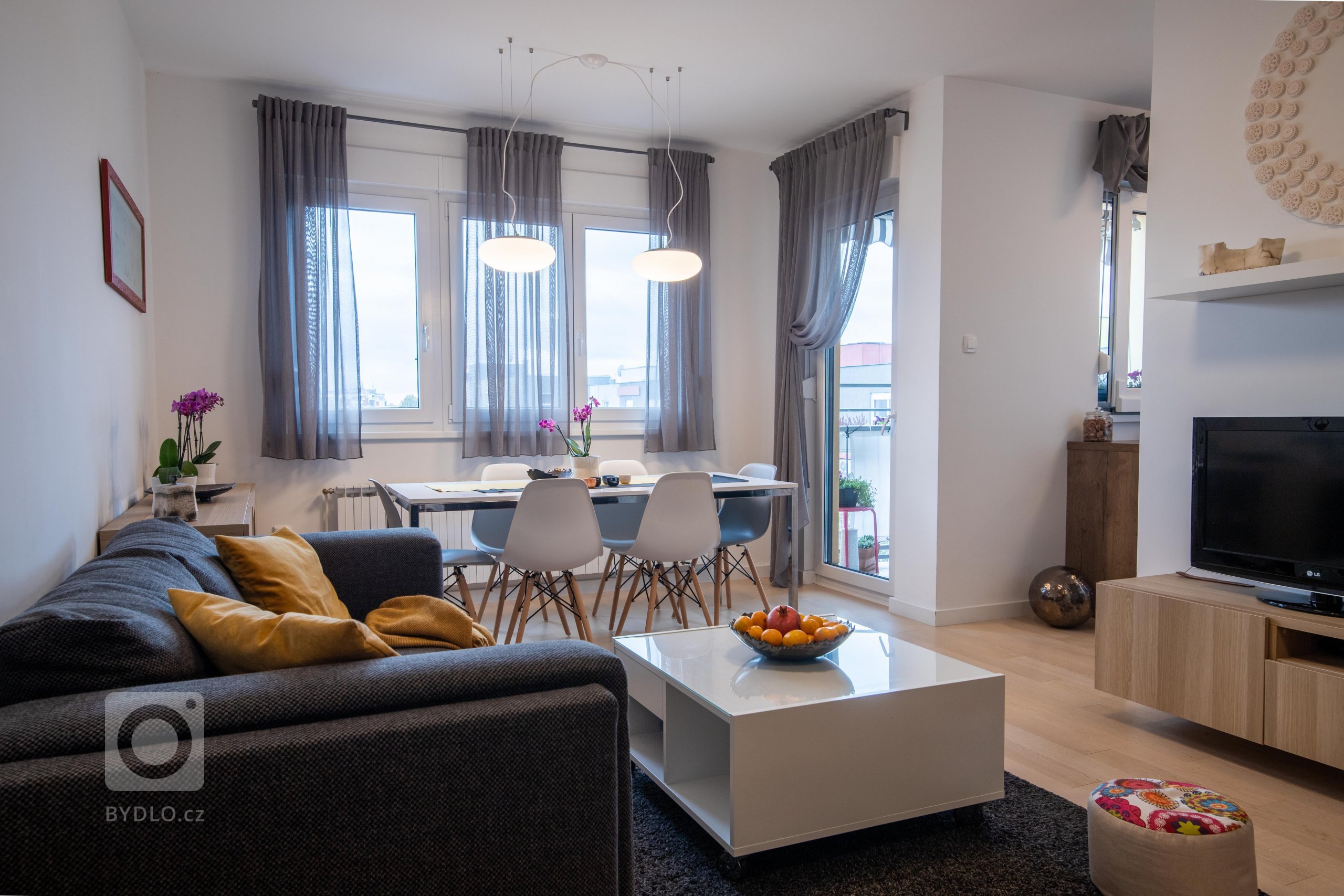 V&nbsp;minimalistický navrženém obývacím pokoji se krásně vyjímá nejen veliká knihovna ale i spousta umělecký děl pocházejících z&nbsp;dílny majitelky bytu.…