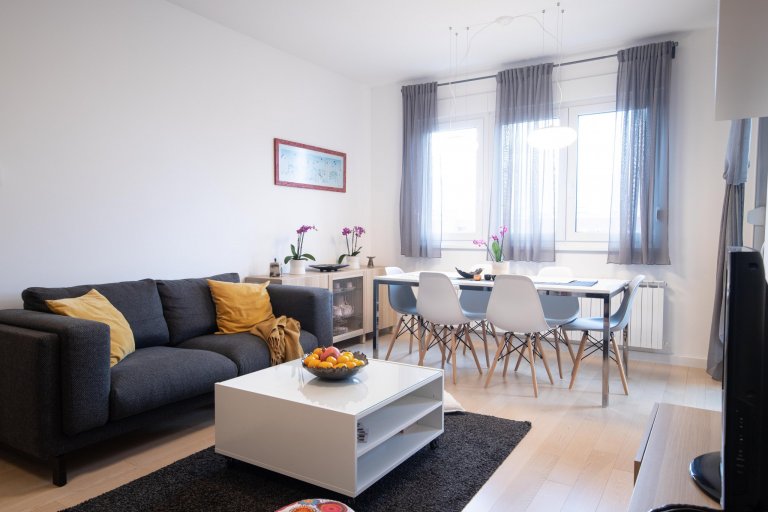 V&nbsp;minimalistický navrženém obývacím pokoji se krásně vyjímá nejen veliká knihovna ale i spousta umělecký děl pocházejících z&nbsp;dílny majitelky bytu.…