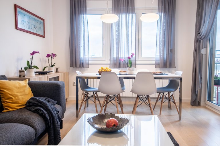 V&nbsp;minimalistický navrženém obývacím pokoji se krásně vyjímá nejen veliká knihovna ale i spousta umělecký děl pocházejících z&nbsp;dílny majitelky bytu.…