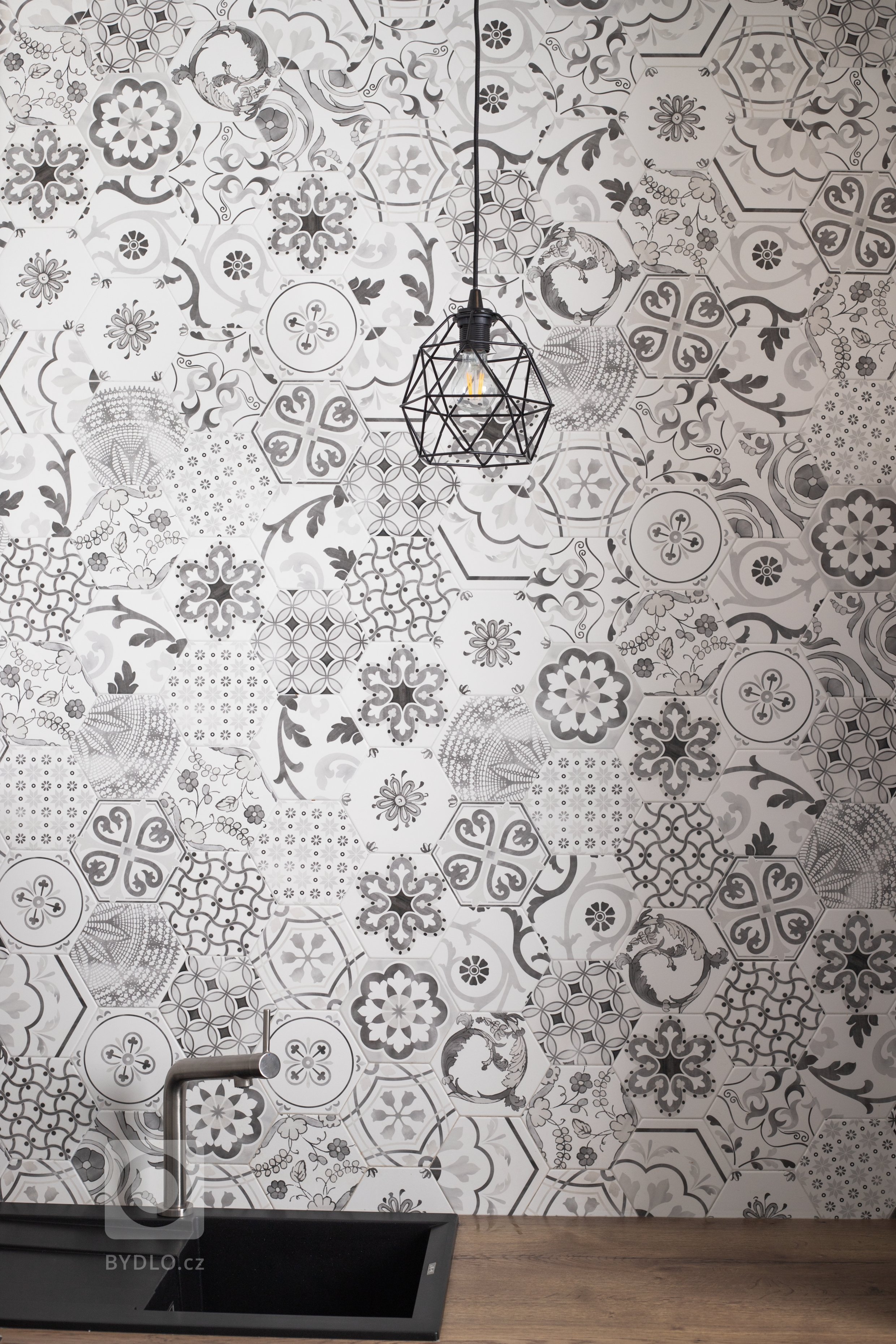 Absence potřebné pracovny byla důvodem nové dispozice kuchyňské linky. Bývalou kuchyň s&nbsp;jídelnou jsem rozdělila na dvě místnosti. Jedna se stala novou…