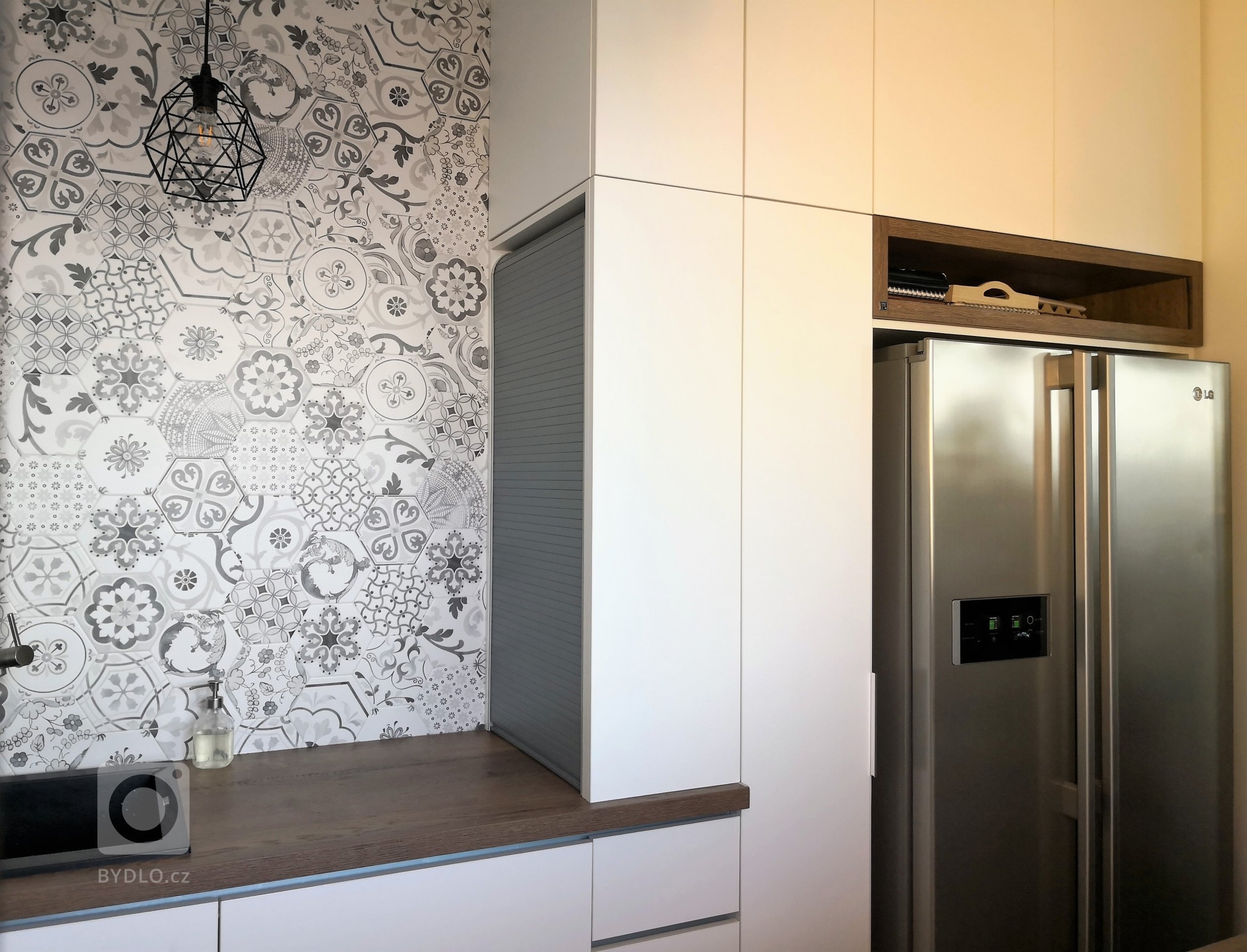 Roletová skříně na boku je dobrým pomocníkem. Všechny drobné spotřebiče máte po ruce a přitom pořád uklízenou pracovní plochu.