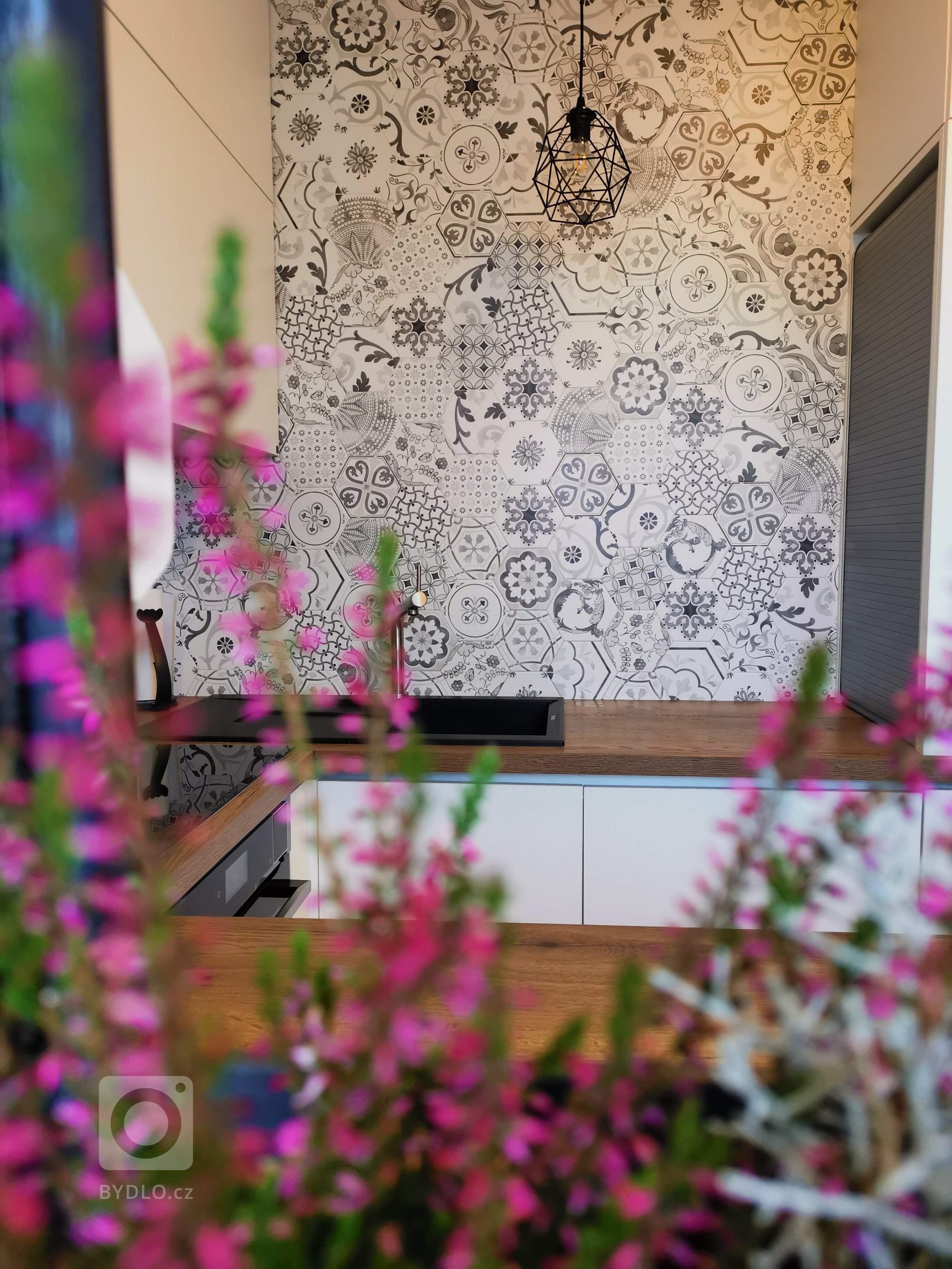 Absence potřebné pracovny byla důvodem nové dispozice kuchyňské linky. Bývalou kuchyň s&nbsp;jídelnou jsem rozdělila na dvě místnosti. Jedna se stala novou…