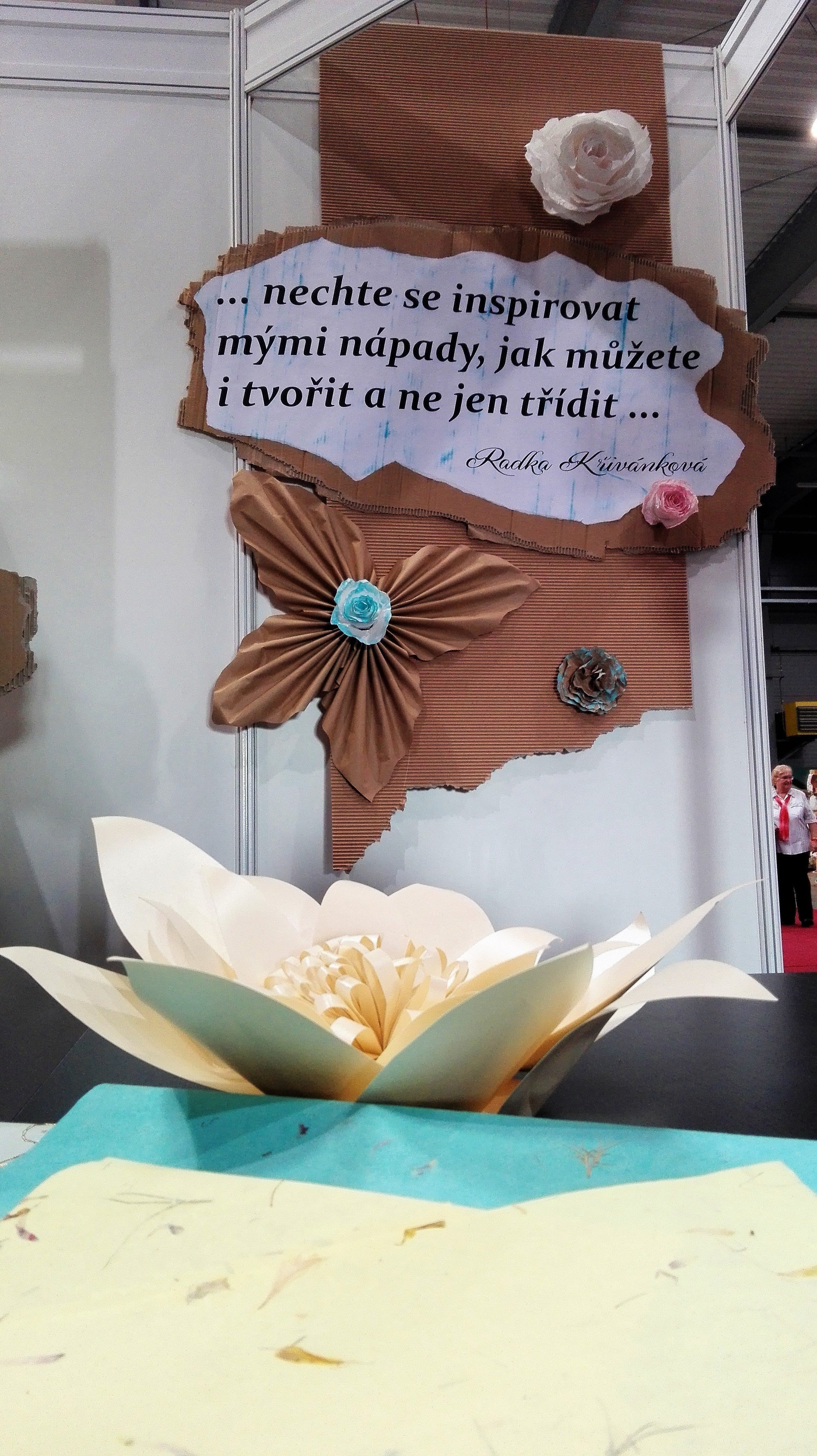 Obalová designérka a výtvarnice Radka Křivánková měla nádhernou expozici na téma, jak použít a zpracovat odpad, dřív, než se ho navždy zbavíme.  