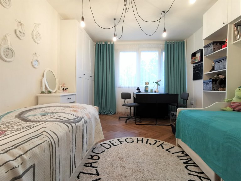 Třináctimetrový dětský pokoj také schovává spoustu vychytávek. Je dokonalou kombinaci nábytku koupeného v obchodech a vyrobeného na míru. Poličky u postelí nahrazují noční stolky, na které prostě nezbyl prostor. Šikovně navržená knihovna zase schovává mohutný králičí domeček.  