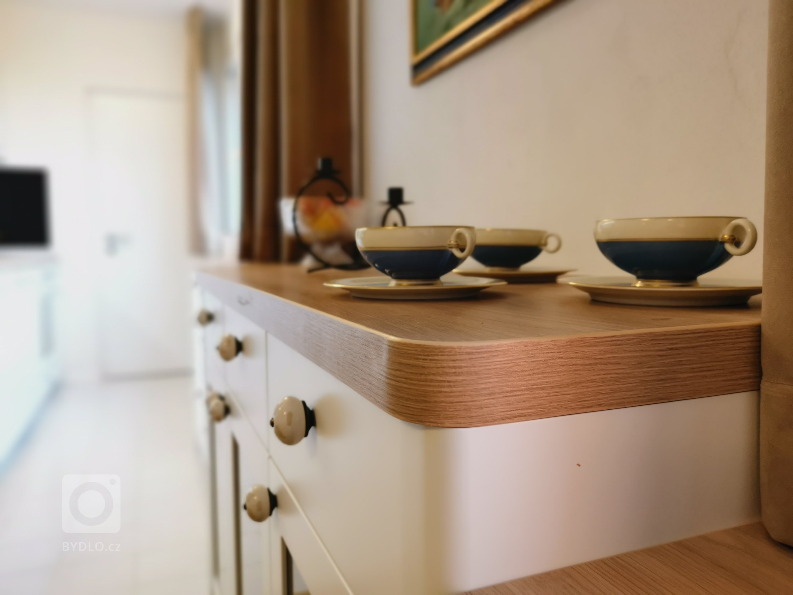 Proměna panelového bytu na byt romantický s nádechem&nbsp;starých časů jsem navrhovala pro elegantní dámu a milovnici dobré kávy&nbsp;Kompletní rekonstrukce…