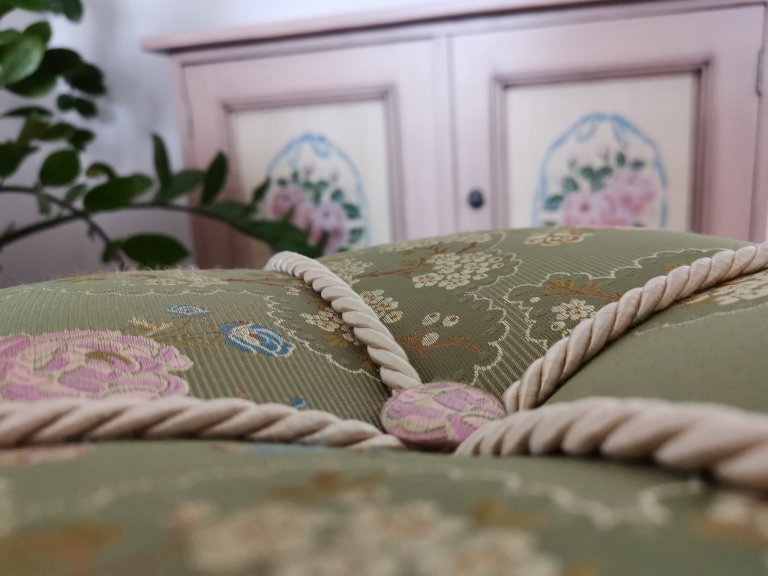 I přes to, že se jedná o nový kus nábytku, tato ručně malovaná komoda vnáší do místnosti nádech starých časů a vypadá jako poklad po babičce. 