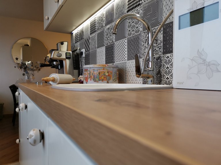 Proměna panelového bytu na byt romantický s nádechem&nbsp;starých časů jsem navrhovala pro elegantní dámu a milovnici dobré kávy&nbsp;Kompletní rekonstrukce…