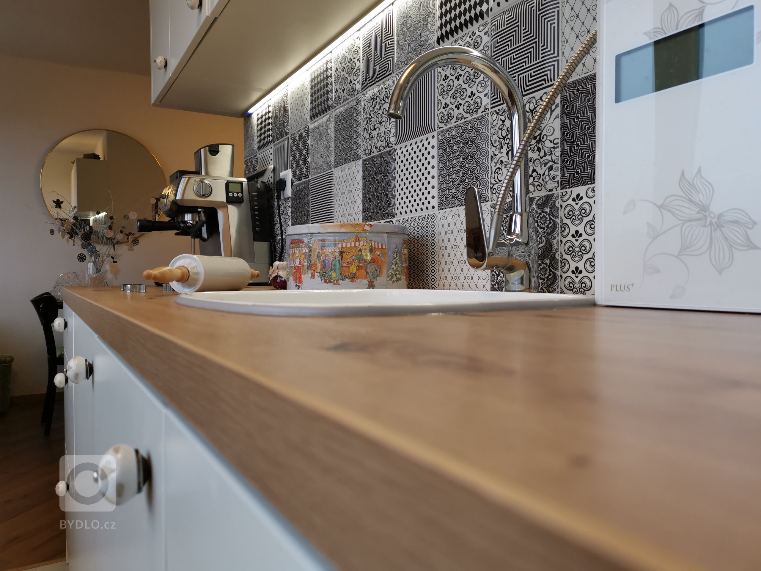 Proměna panelového bytu na byt romantický s nádechem&nbsp;starých časů jsem navrhovala pro elegantní dámu a milovnici dobré kávy&nbsp;Kompletní rekonstrukce…