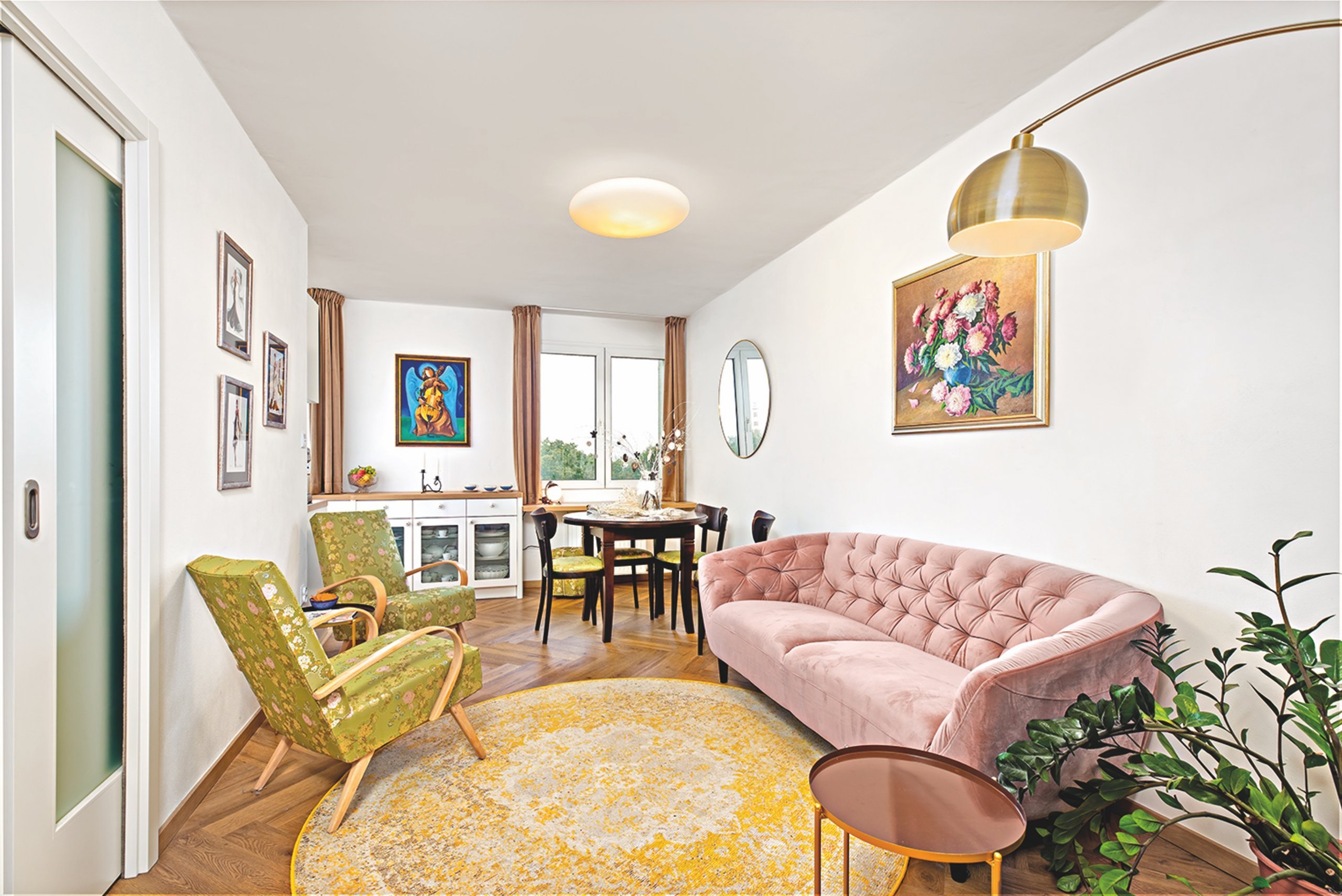 I přes to, že místnost není prostorově velkorysá působí vzdušně. Použitý nábytek a závěsy neruší nádherný výhled který se za okny naskýtá. 