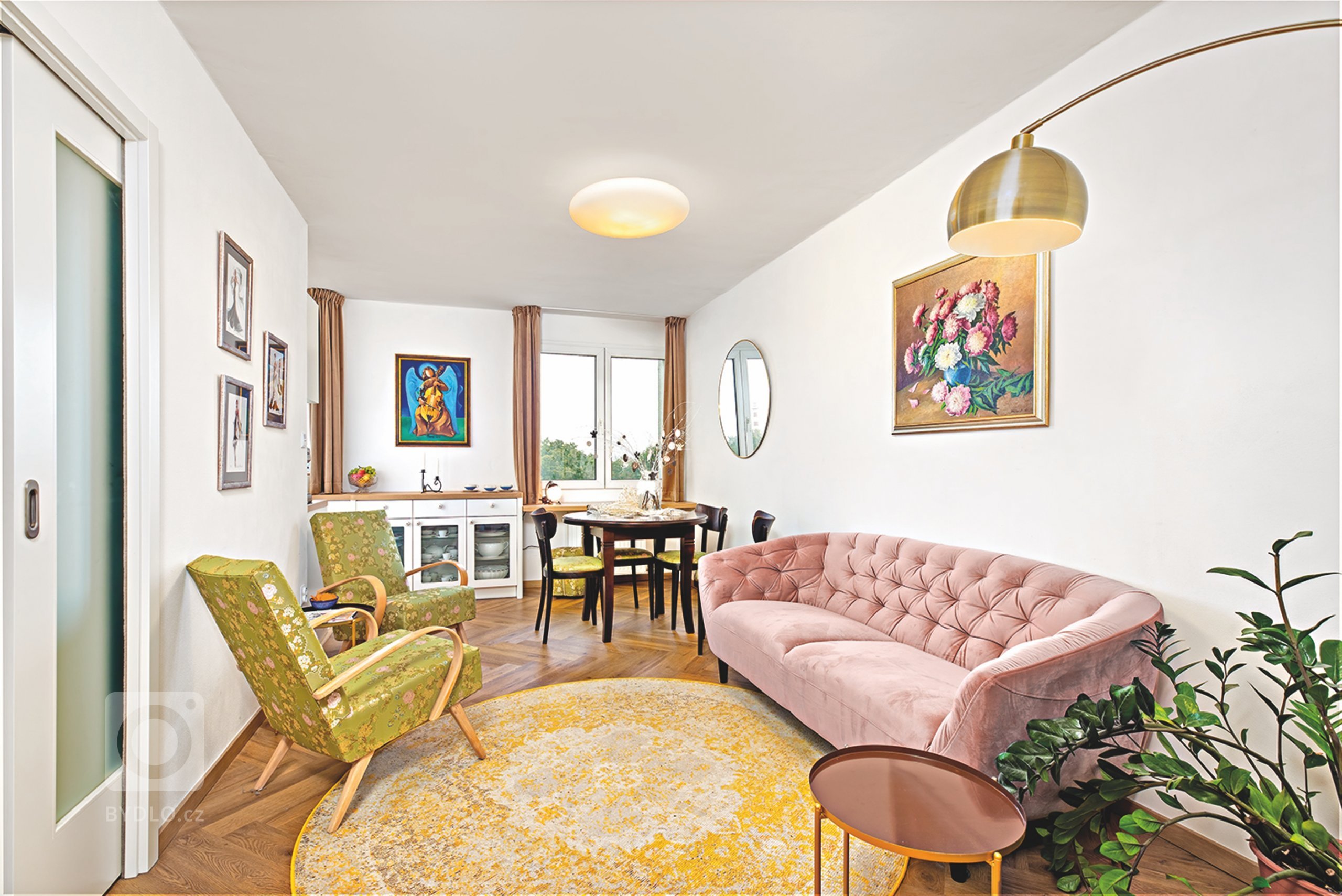 I přes to, že místnost není prostorově velkorysá působí vzdušně. Použitý nábytek a závěsy neruší nádherný výhled který se za okny naskýtá. 