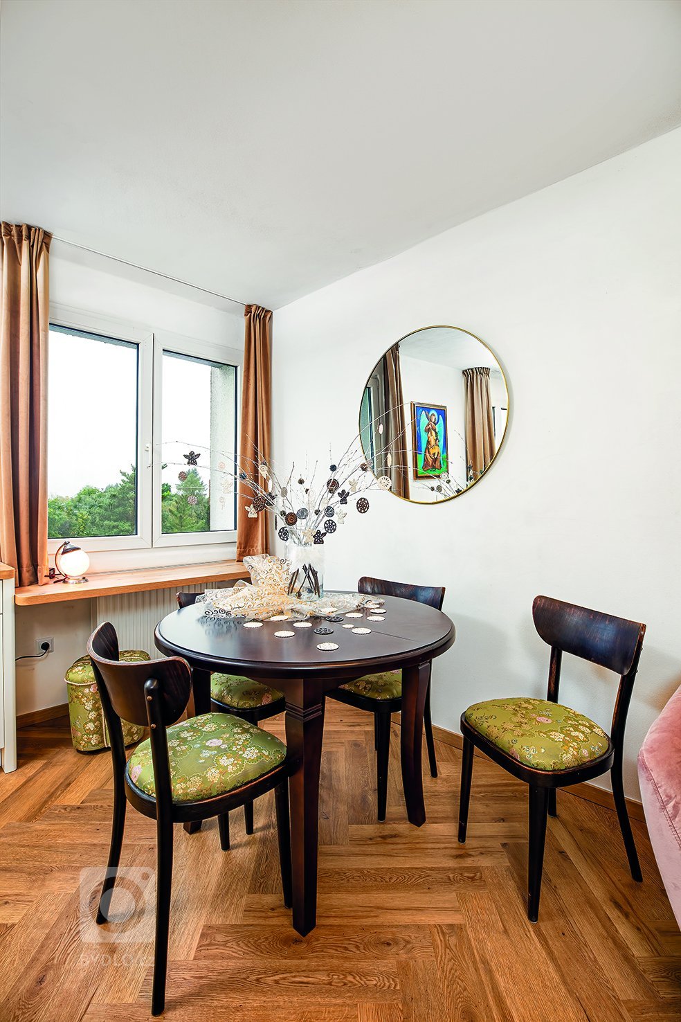 Nový kulatý rozkládací stůl se krásně snoubí se starými židlemi z místního bazaru. Jejích dobovou patinu jsme nechali v původním stavu. Proměnou prošli jen podsedáky.