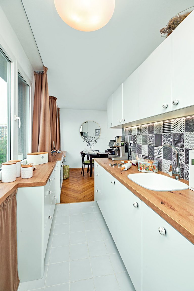 Proměna panelového bytu na byt romantický s nádechem&nbsp;starých časů jsem navrhovala pro elegantní dámu a milovnici dobré kávy&nbsp;Kompletní rekonstrukce…