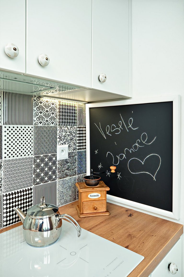 Magnetická a psací tabule vyrobená na zakázku nejen, že poskytuje prostor na vzkazy a recepty ale i chrání boční stěnu. Je takovým vtipným prodloužením obkladu použitých mezi linkou.   