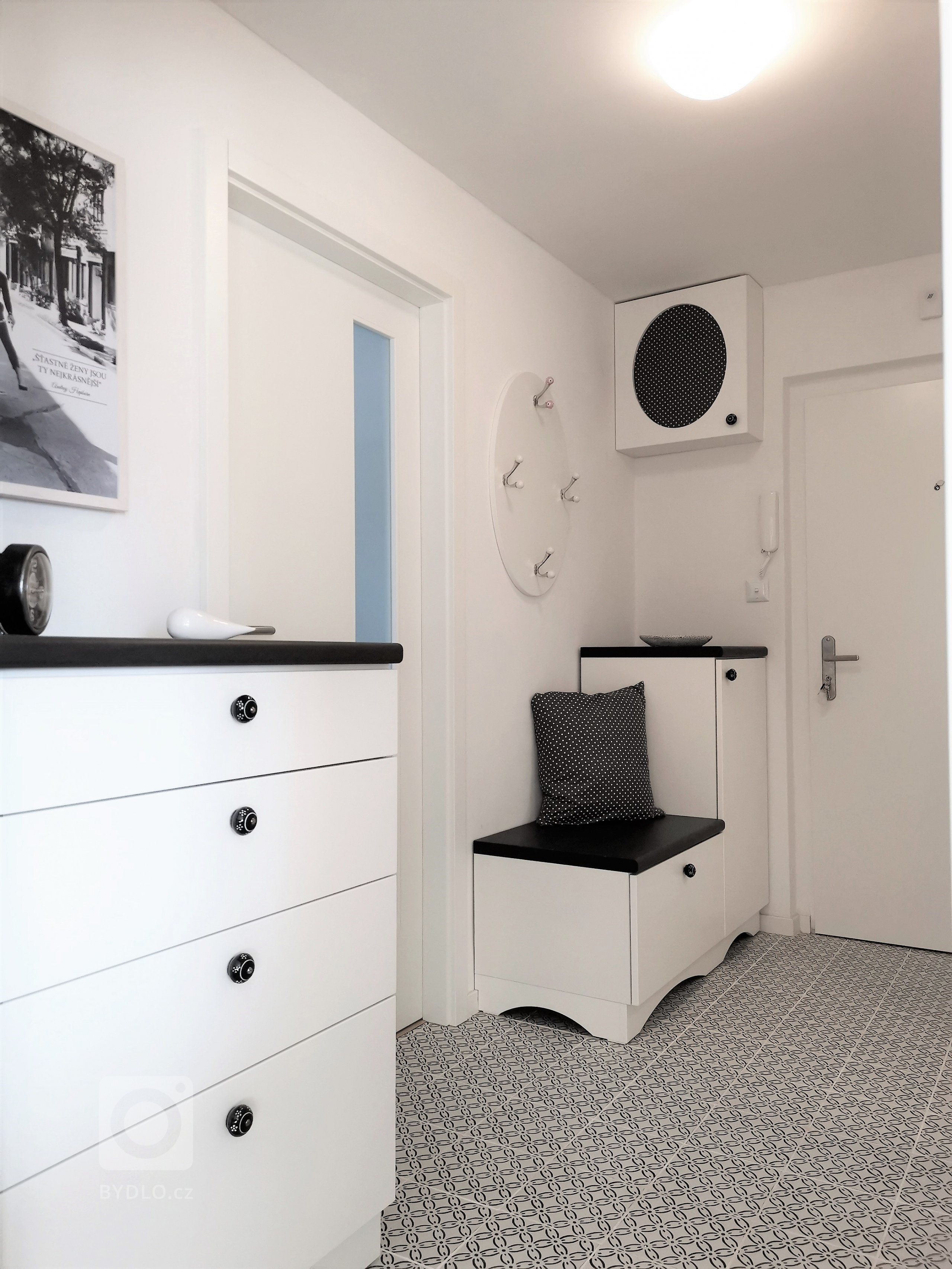 „Lákadlo v interiérech je něco, co vás zaujme a vyvolá ve vás zvědavost. Něco, co vás přitáhne dovnitř.“ A to právě hradecká předsíňka je. Pohled na unikátní věšák a obraz Audrey Hepburn na kole vás zaujme natolik, že se chcete podívat co je za rohem.