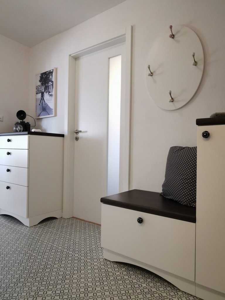 Proměna panelového bytu na byt romantický s nádechem&nbsp;starých časů jsem navrhovala pro elegantní dámu a milovnici dobré kávy&nbsp;Kompletní rekonstrukce…