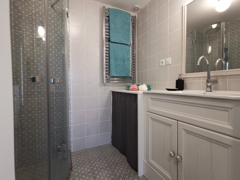 Nechtěla jsem, aby v koupelně „strašila" pračka. Tak jsem jí schovala. Stylově. Tak jak to bývávalo za starých časů, pěkně pod paraván. Tento krok nemá jen estetickou hodnotu ale i funkční. Přidáním "obalu" vznikla krásná odkládací plocha. 