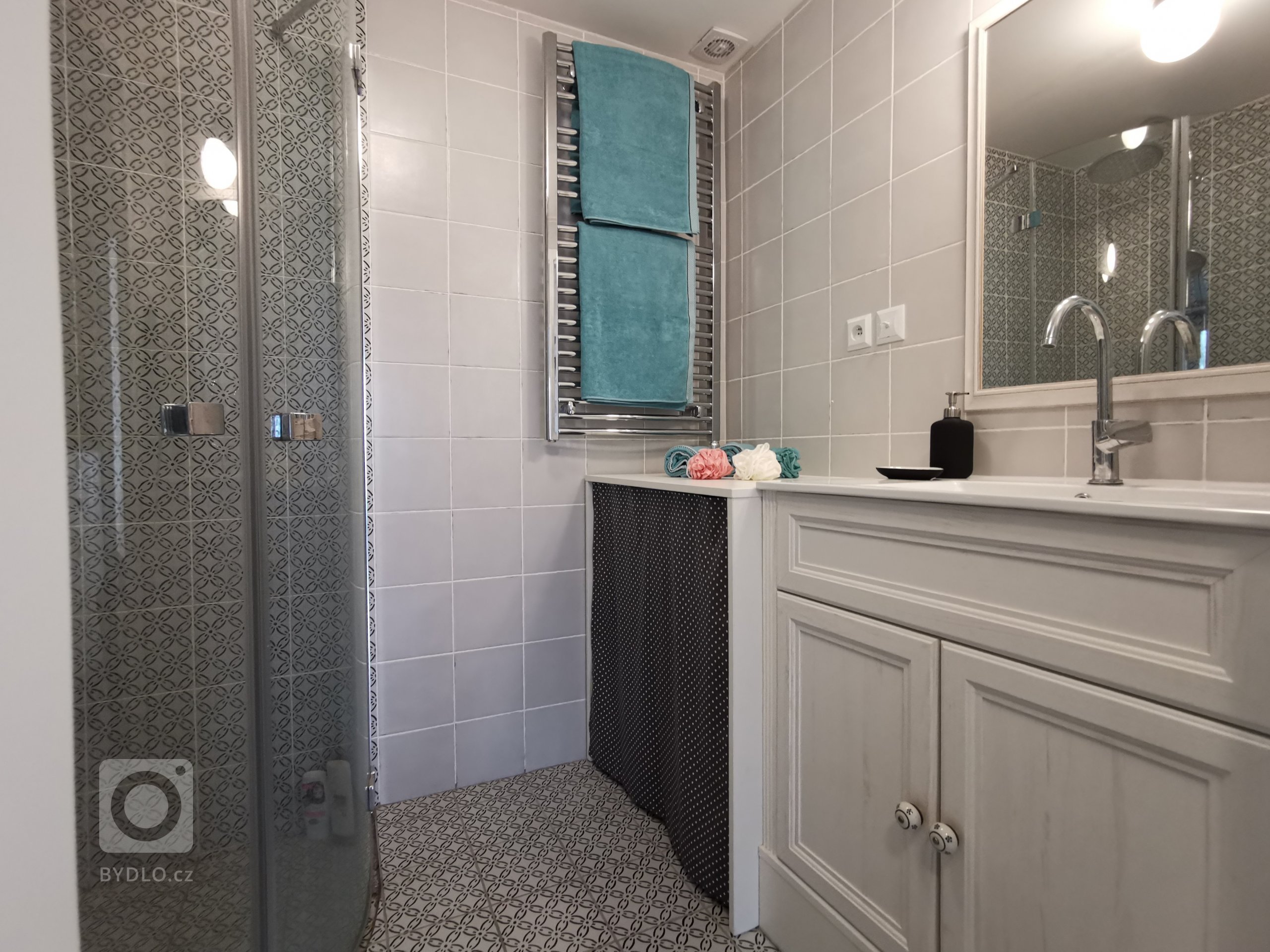 Nechtěla jsem, aby v koupelně „strašila" pračka. Tak jsem jí schovala. Stylově. Tak jak to bývávalo za starých časů, pěkně pod paraván. Tento krok nemá jen estetickou hodnotu ale i funkční. Přidáním "obalu" vznikla krásná odkládací plocha. 