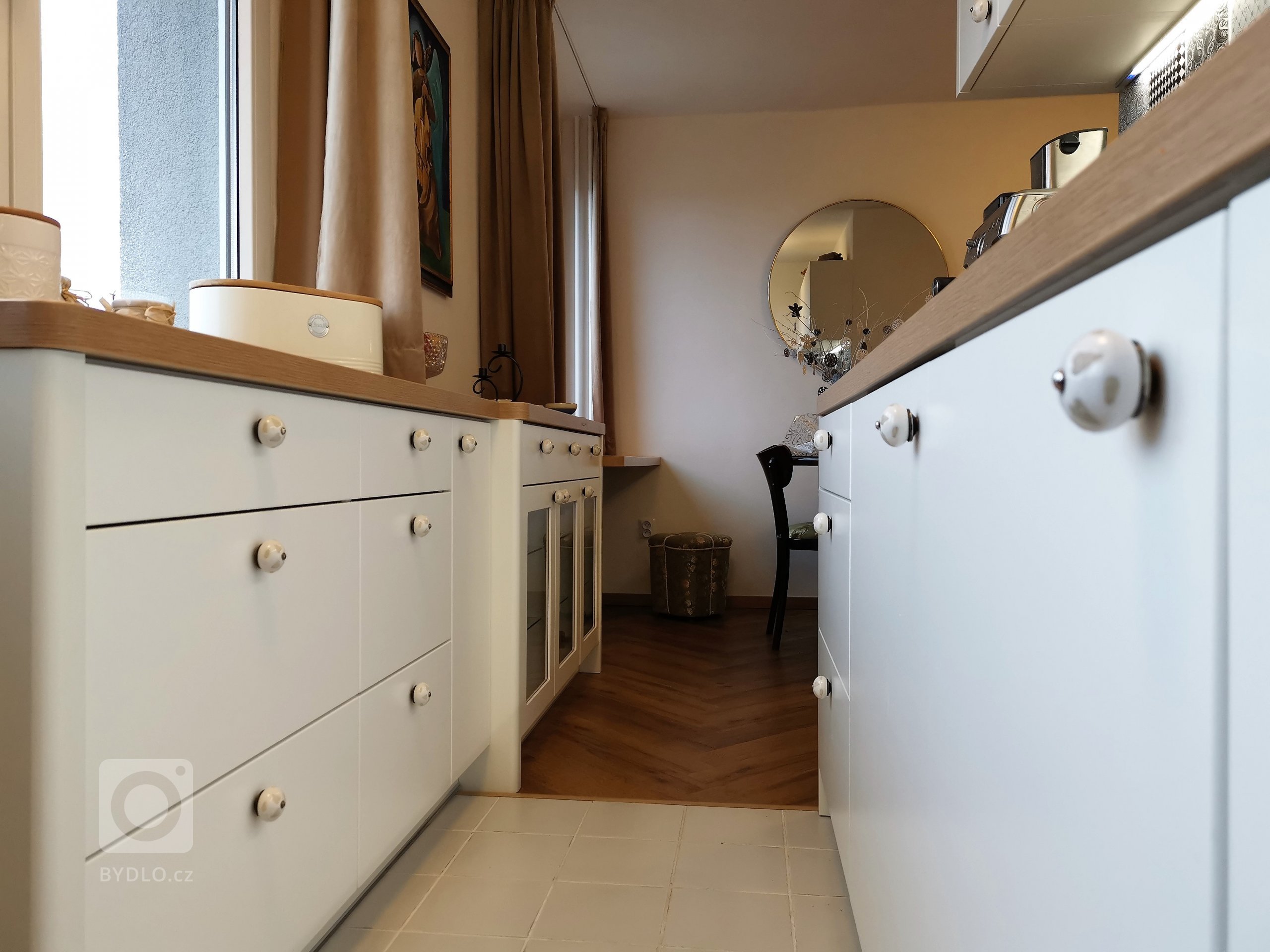 Proměna panelového bytu na byt romantický s nádechem&nbsp;starých časů jsem navrhovala pro elegantní dámu a milovnici dobré kávy&nbsp;Kompletní rekonstrukce…