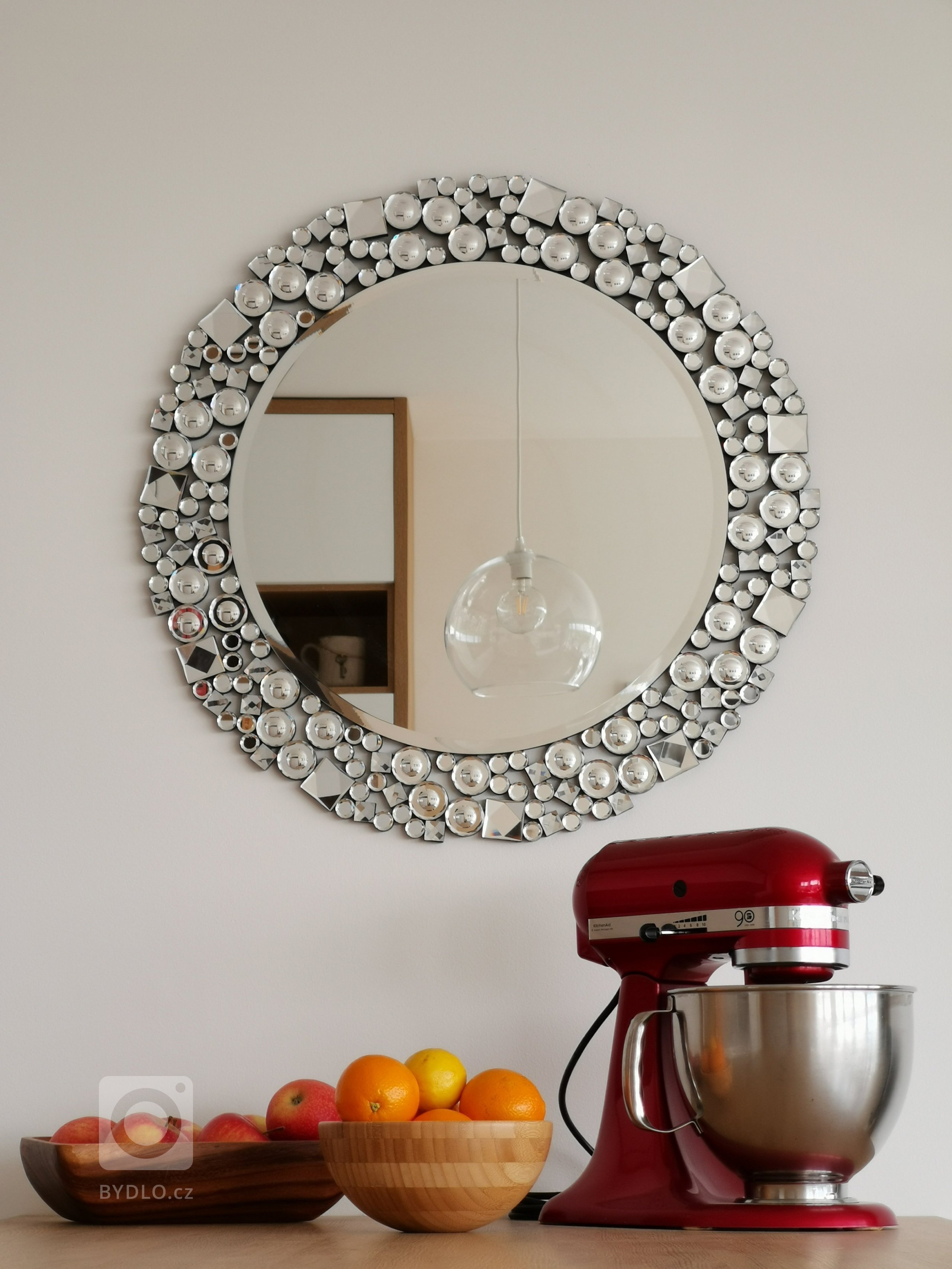 Zrcadlo, které odráží to, co je na stole, vizuálně zdvojnásobí vaše jídlo a symbolicky rozmnožuje bohatství