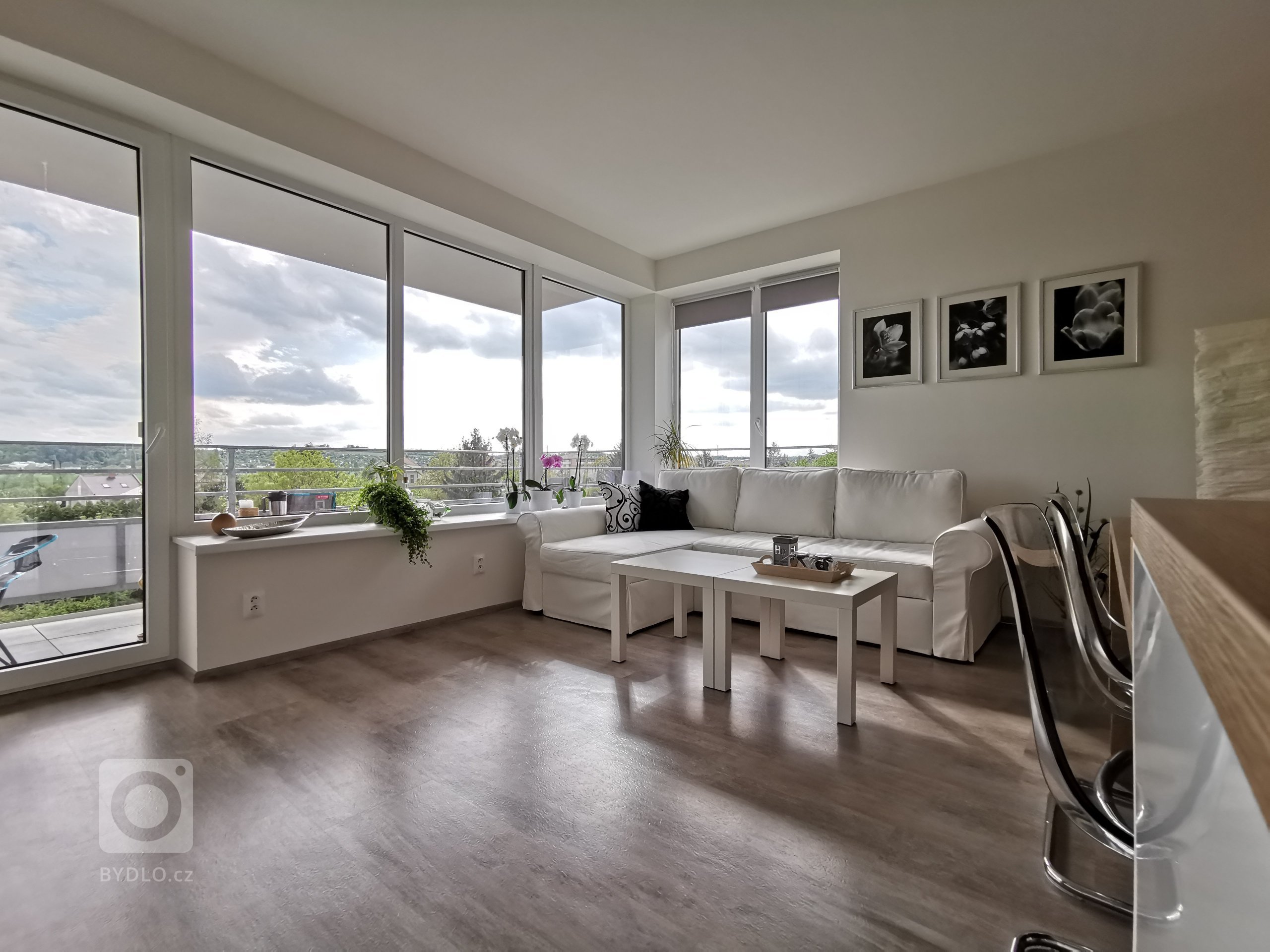 Realizace multifunkčního obývacího pokoje, v bytě 2+kk proběhla přesně podle plánu. Byl splněn požadavek na spoustu úložného prostoru, pohodlné občasné spaní ,…