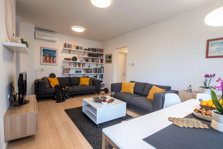 V&nbsp;minimalistický navrženém obývacím pokoji se krásně vyjímá nejen veliká knihovna ale i spousta umělecký děl pocházejících z&nbsp;dílny majitelky bytu.…